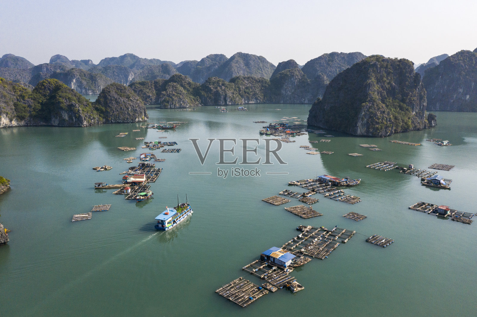 鸟瞰图上的浮动渔村兰下湾，越南。联合国教科文组织世界遗产。下朗湾附近照片摄影图片