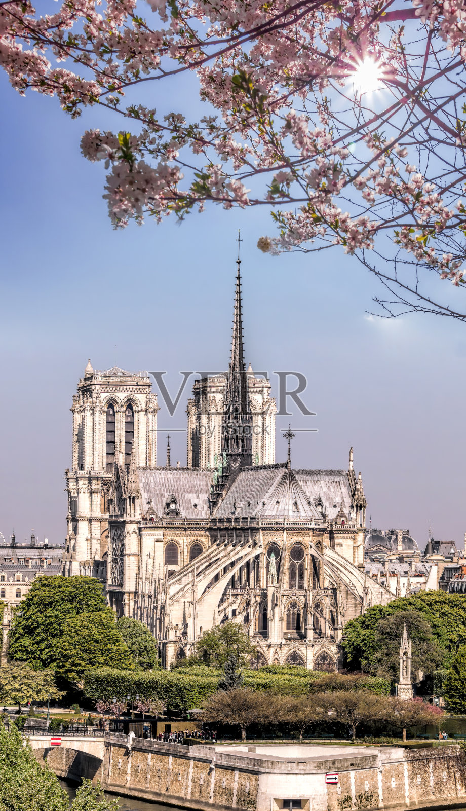 巴黎，巴黎圣母院与船在塞纳河在法国春天照片摄影图片