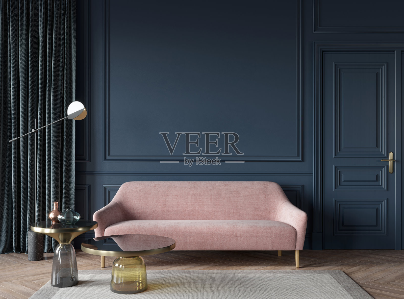 客厅内部深蓝色，粉红色沙发，玻璃桌子和金色落地灯照片摄影图片