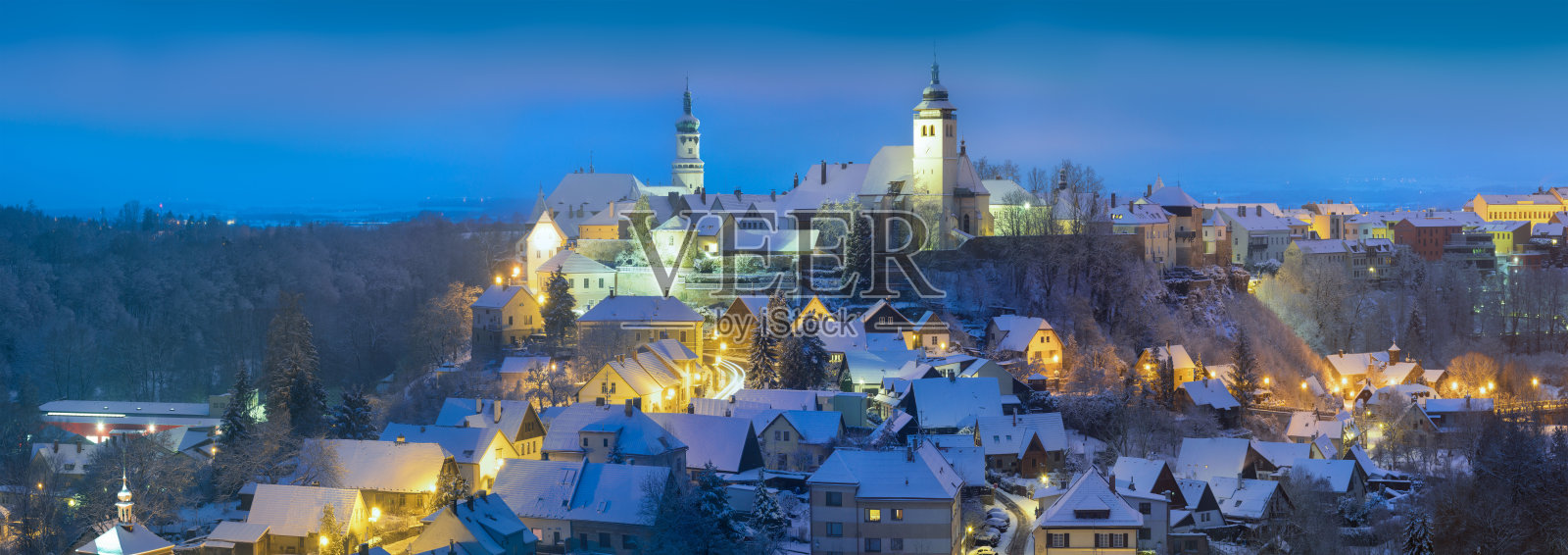 冬天的夜景，在新Mesto nad Metuji，靠近赫拉德克克拉洛夫，捷克共和国。城市全景，山顶上的城堡，冰冻的树木。该中心被定为城市纪念保留地。照片摄影图片