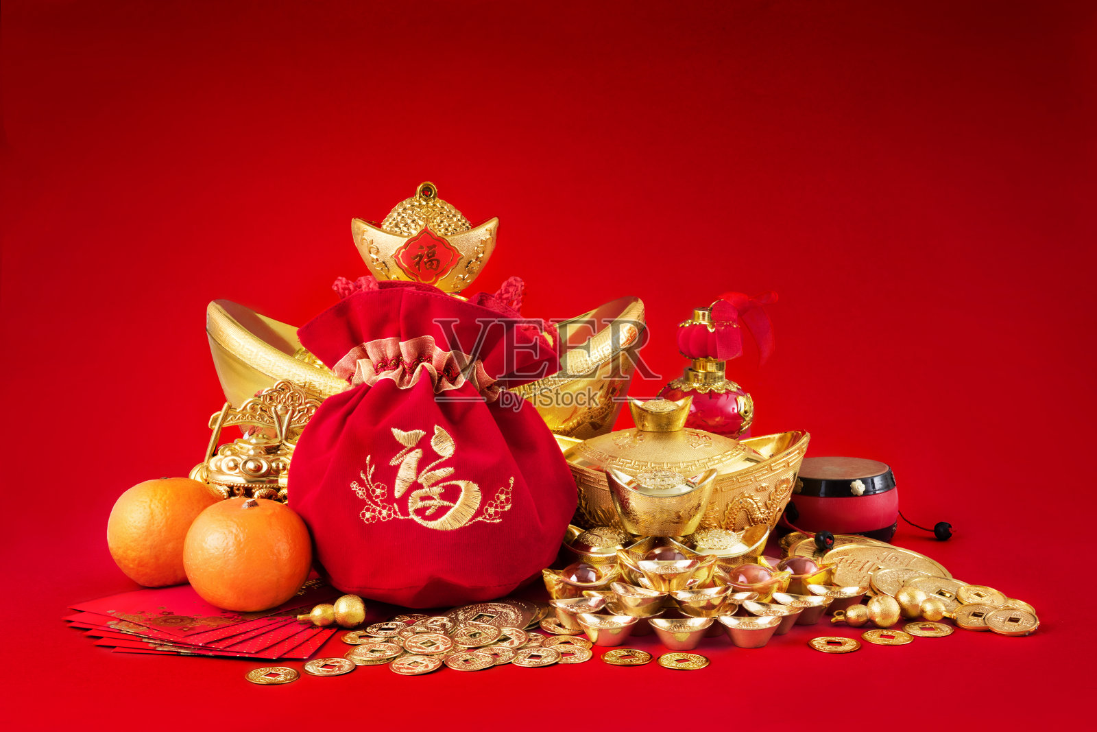 春节装饰品，红色背景上有寓意“吉祥、富贵、健康”的金币和钱袋照片摄影图片