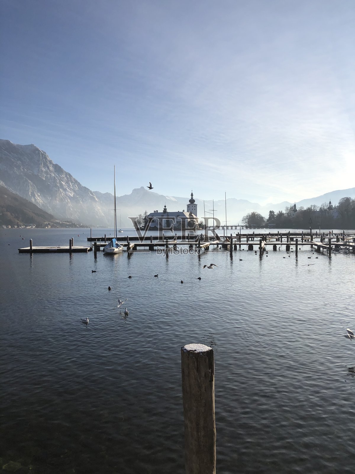 上奥地利格蒙登特劳恩湖著名的城堡照片摄影图片