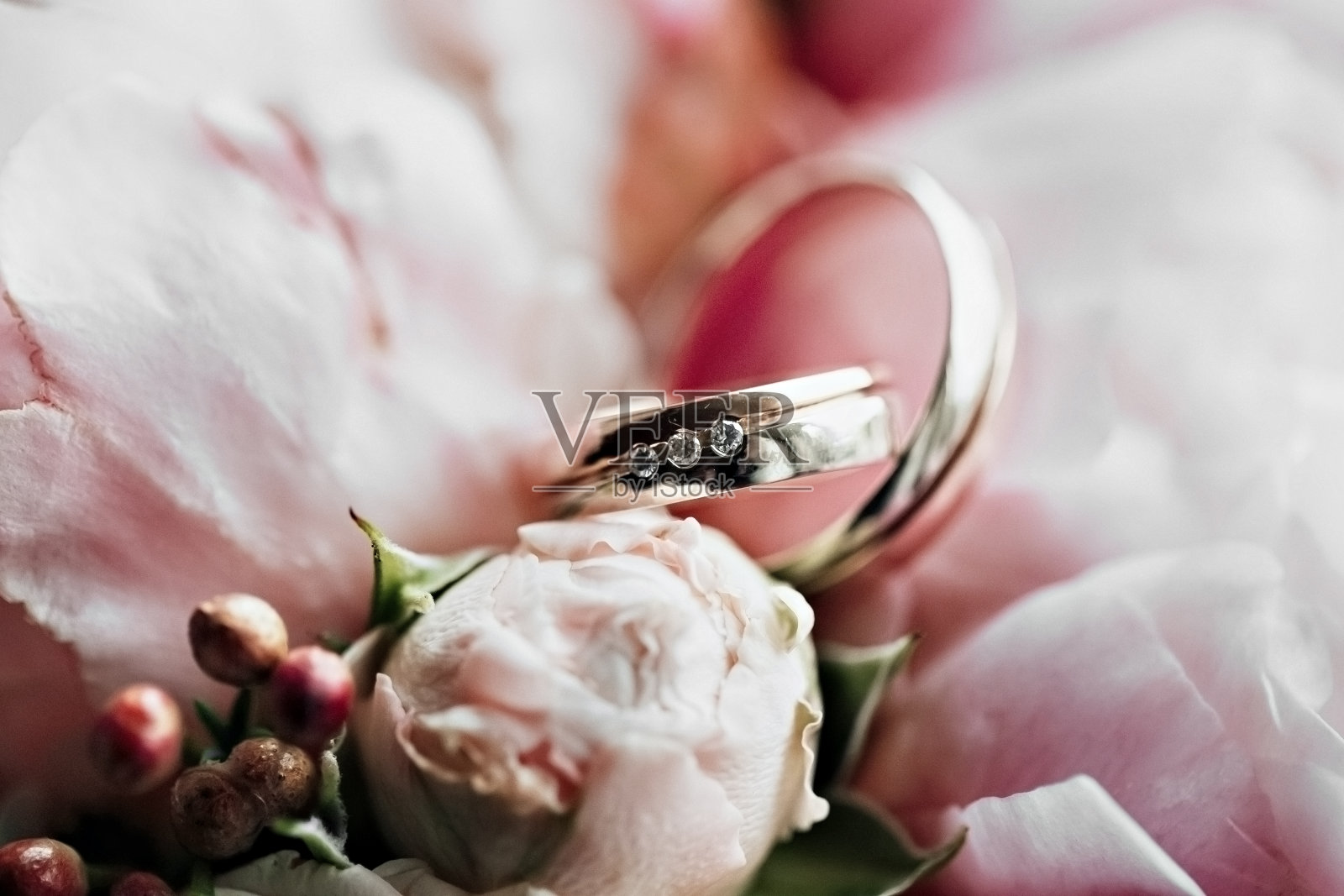 结婚戒指和一束花。求婚。婚礼照片摄影图片