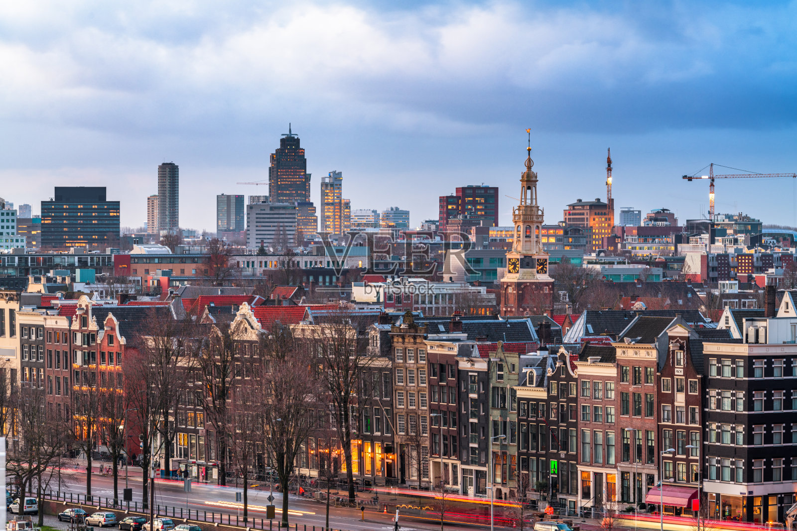 阿姆斯特丹，荷兰历史悠久的城市景观与现代的祖达斯区在远处照片摄影图片