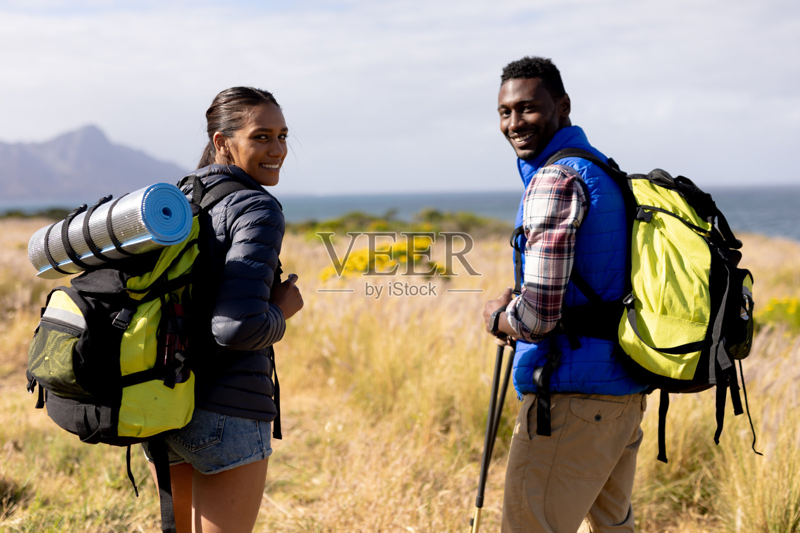 适合非洲裔美国夫妇背着背包在海岸上北欧行走照片摄影图片