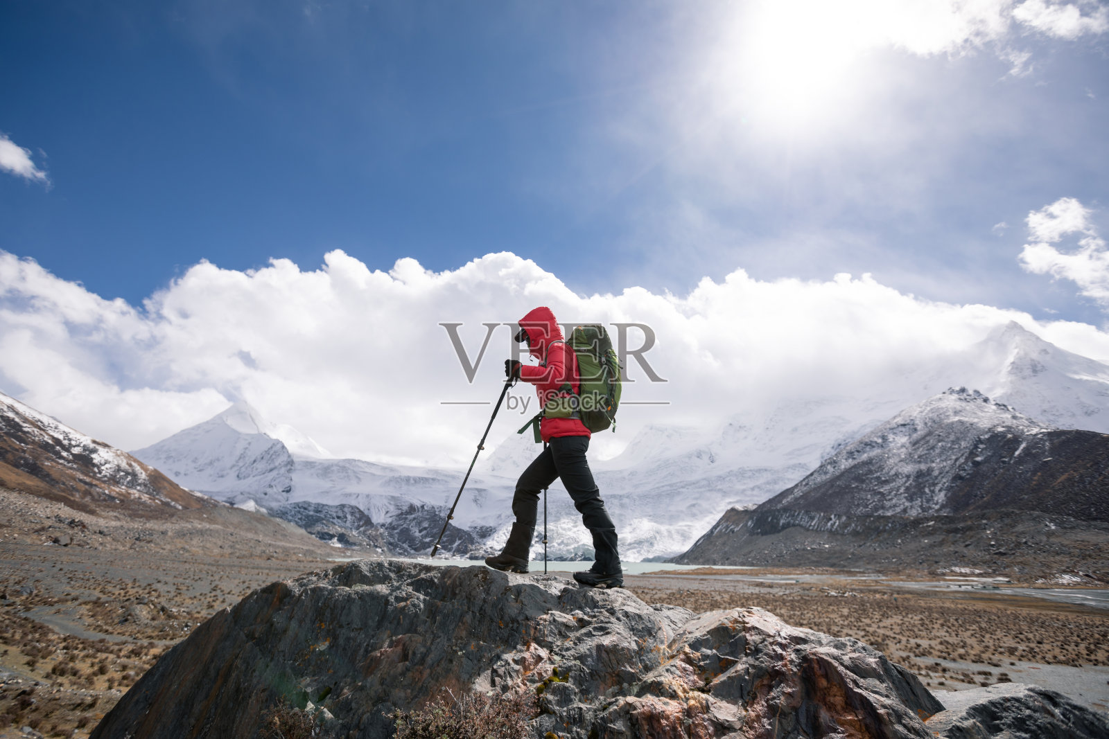 在冬季高海拔山脉徒步旅行的妇女照片摄影图片