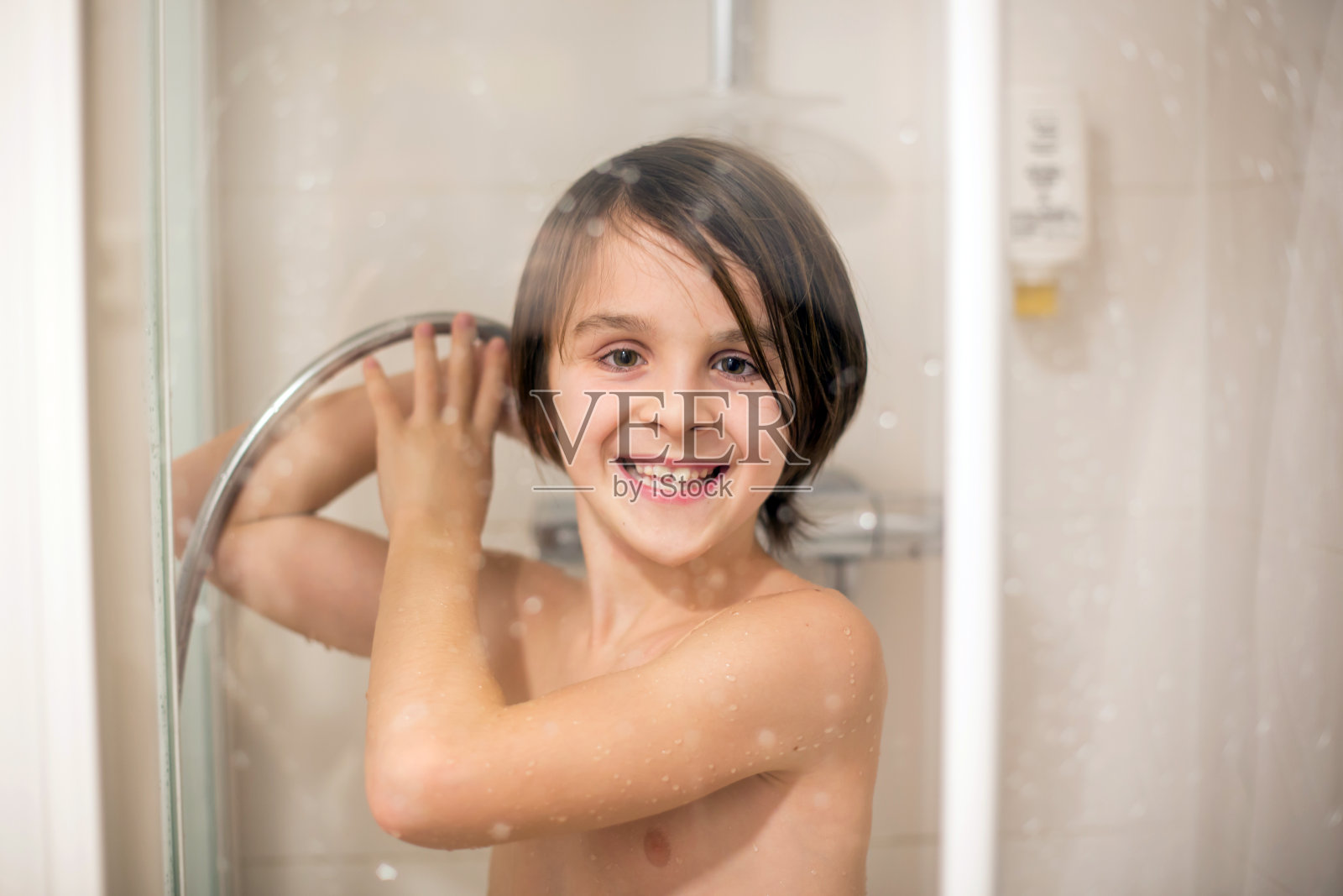 十来岁的男孩，洗澡，洗衣服照片摄影图片