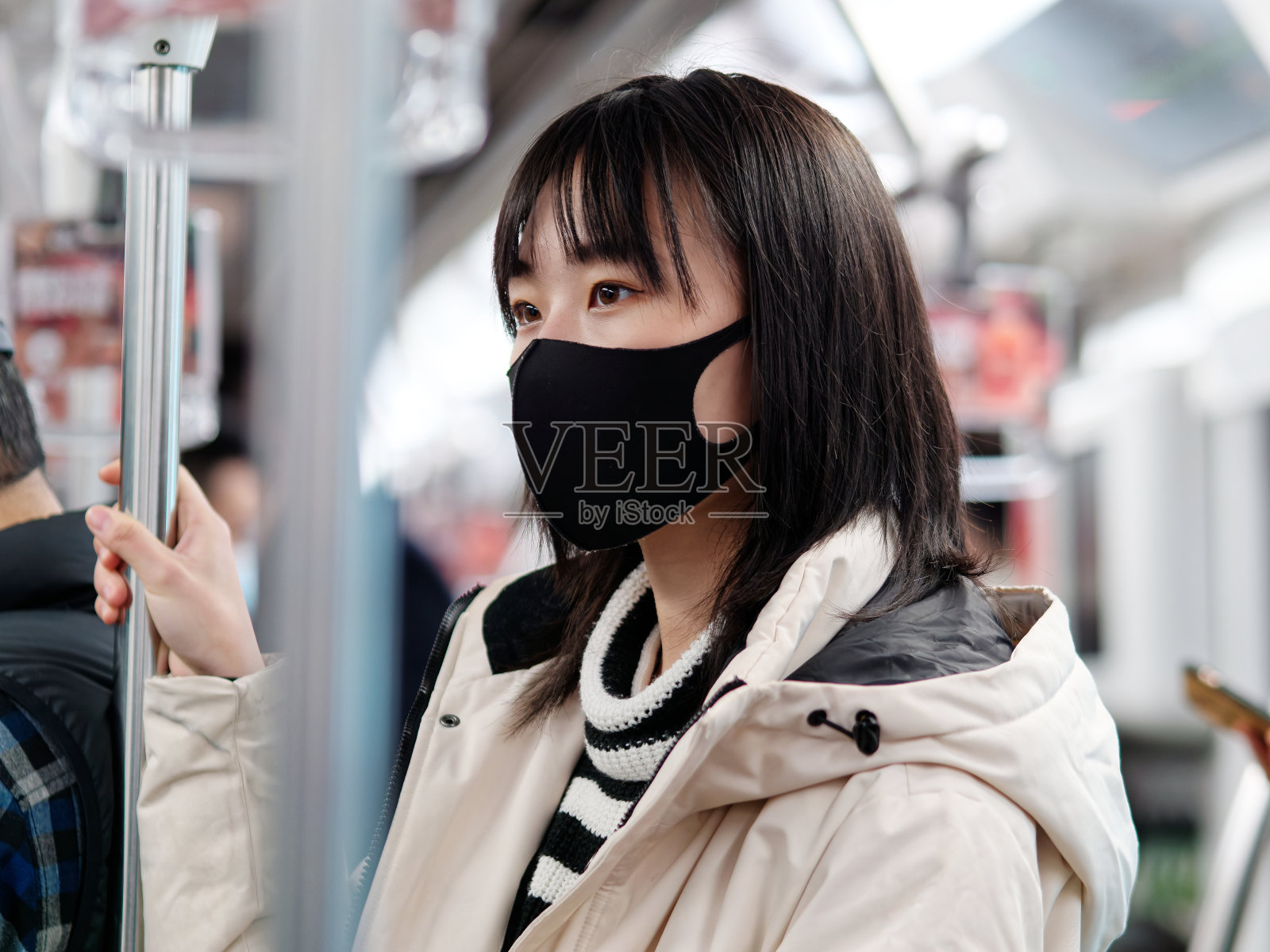 在上海南京路步行街，年轻的中国女孩戴着外科口罩疾病的特写。照片摄影图片