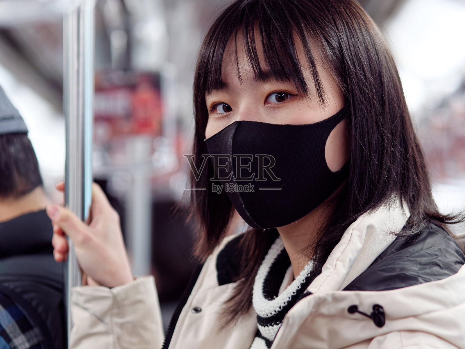 在上海南京路步行街，年轻的中国女孩戴着外科口罩疾病的特写。照片摄影图片