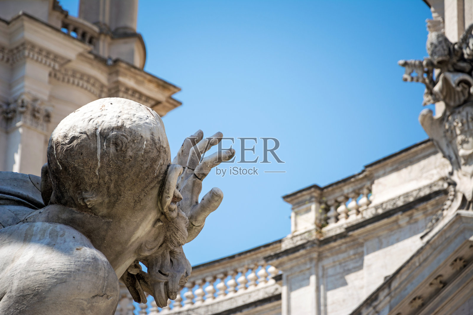 欧洲罗马的纳沃纳广场的四河喷泉和圣阿格内斯教堂的细节。照片摄影图片