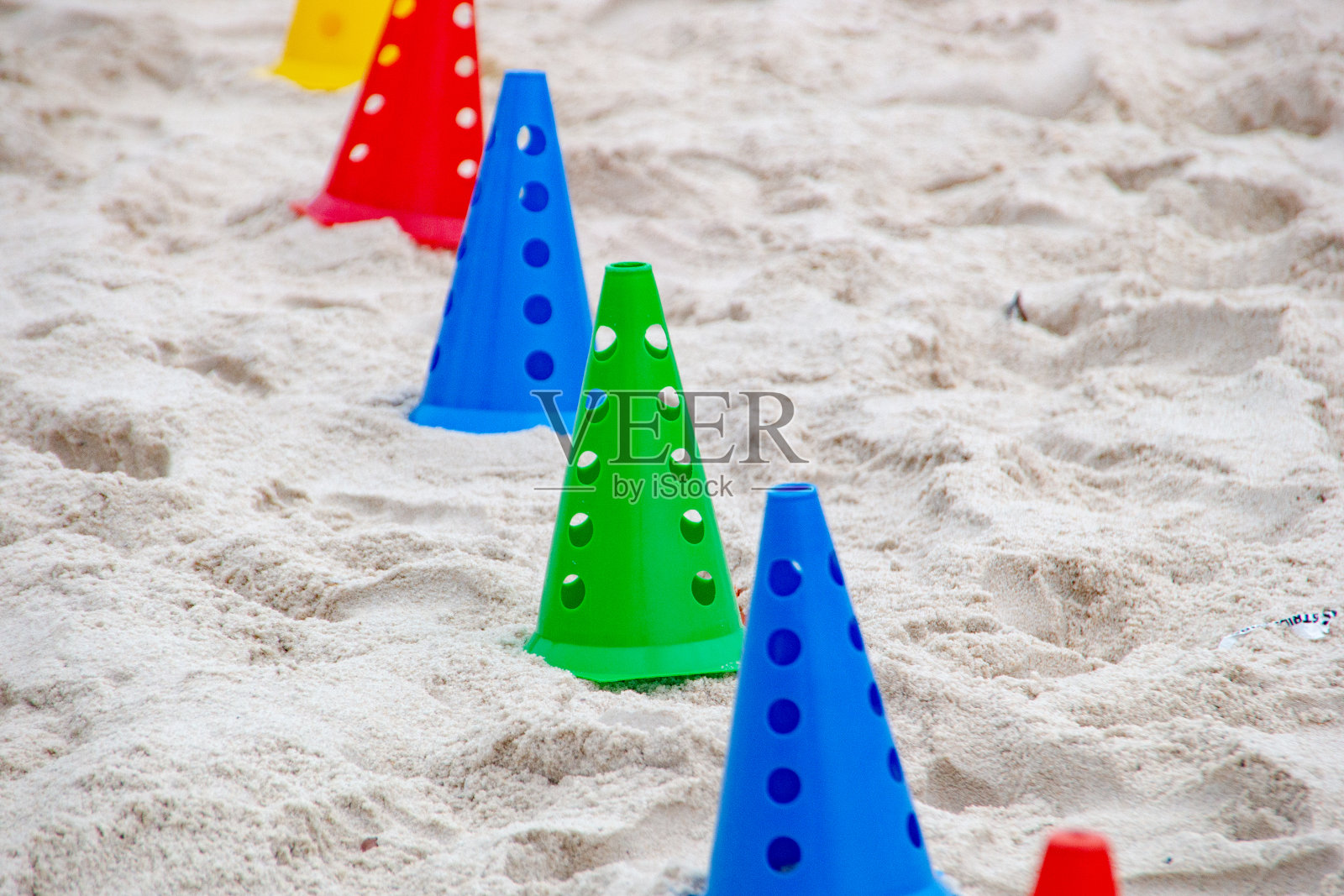 彩色图标用于在海滩上进行功能练习，这是一种非常流行的形式照片摄影图片