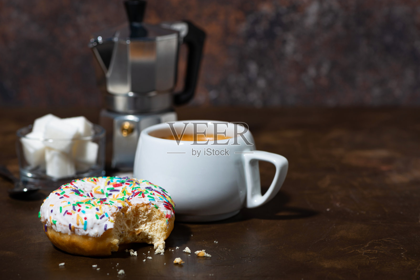 加白糖霜的甜甜甜圈和一杯黑咖啡照片摄影图片