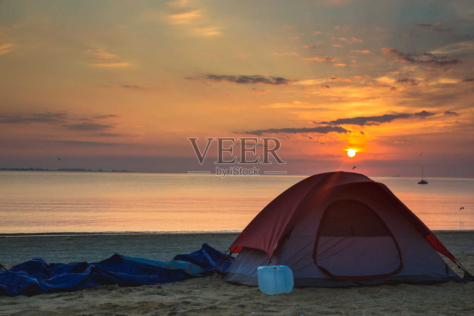 露营时，日出在帐篷上方照片摄影图片