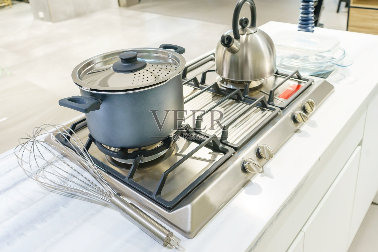 特写不锈钢烹饪锅和水壶沸腾的煤气炉在当代现代家庭厨房。选择性关注大麻。照片摄影图片