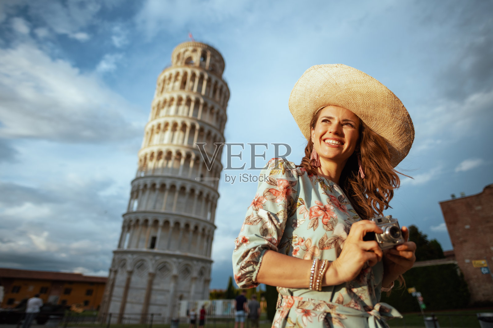 快乐优雅的旅行者女人在花裙子照片摄影图片