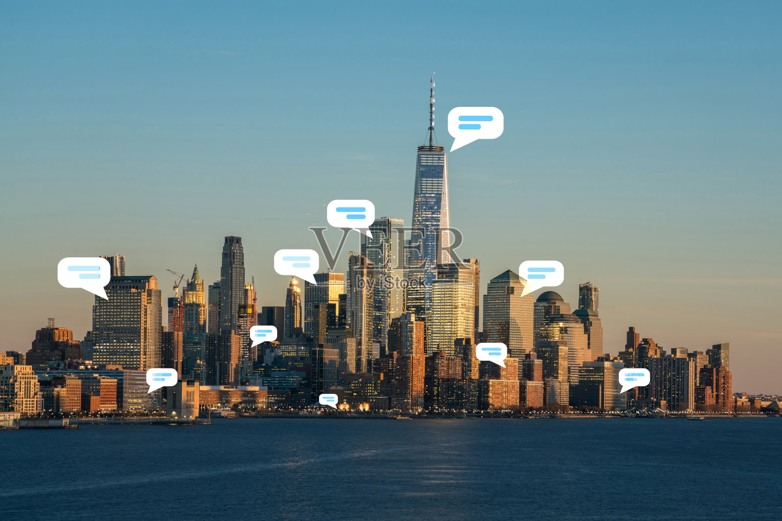各种泡泡聊天技术在纽约城市景观河边，位置是曼哈顿下城，建筑和建筑与旅游概念照片摄影图片