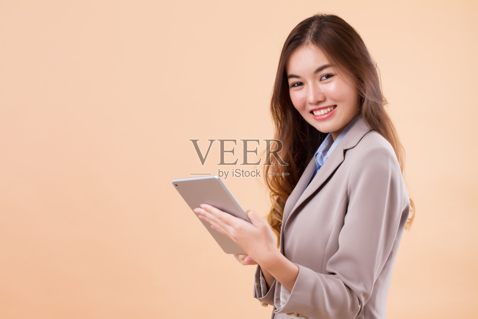 快乐的亚洲商业女性使用平板电脑的肖像照片摄影图片
