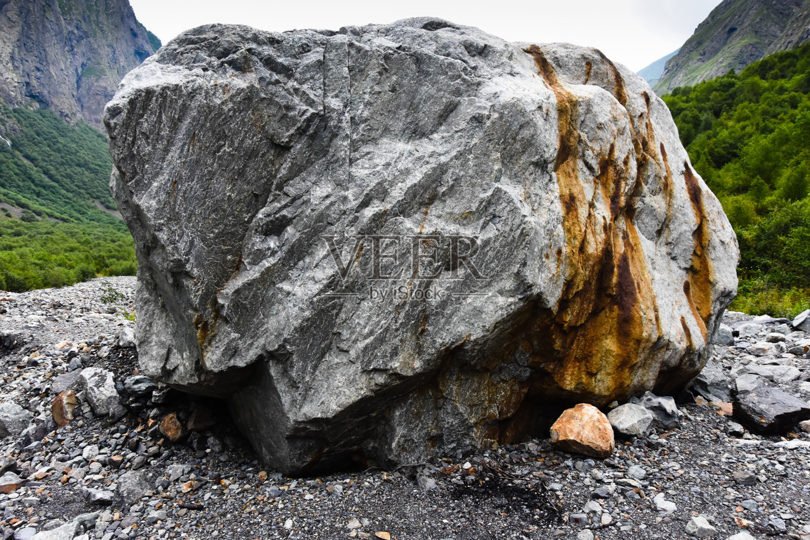 不寻常的美丽的石头。北高加索山脉。炎热的夏天。北奥塞梯-阿拉尼亚共和国照片摄影图片