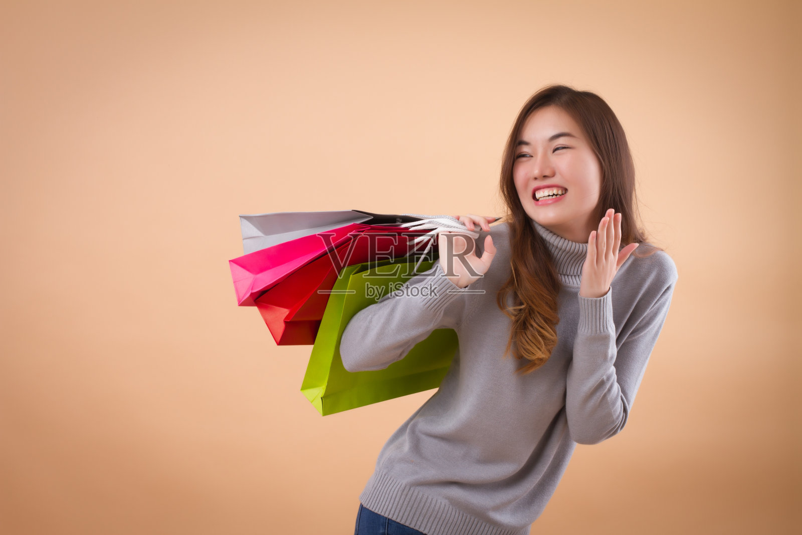 快乐，兴奋的女人购物者或顾客与购物袋照片摄影图片