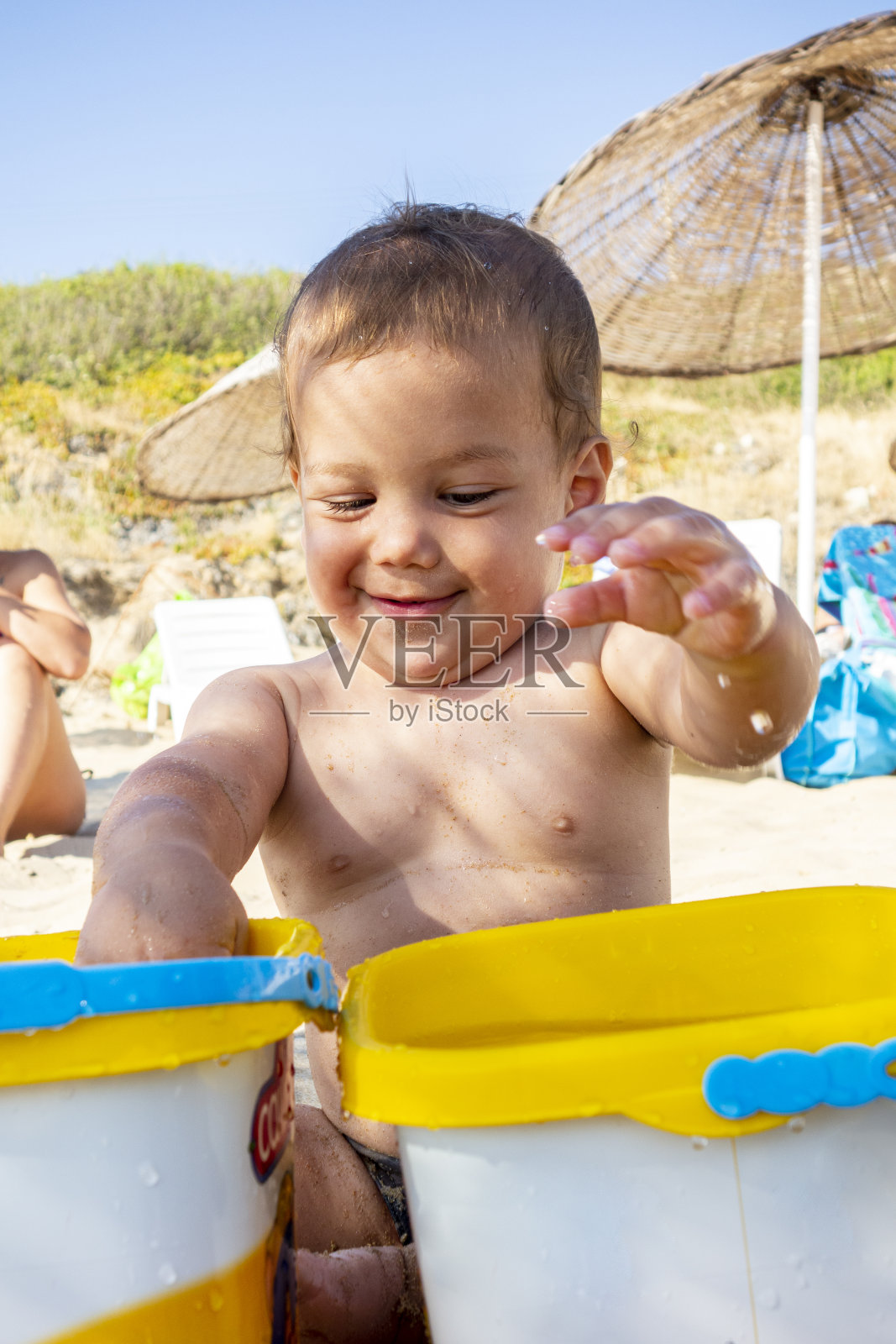 小男孩在海滩上玩耍照片摄影图片