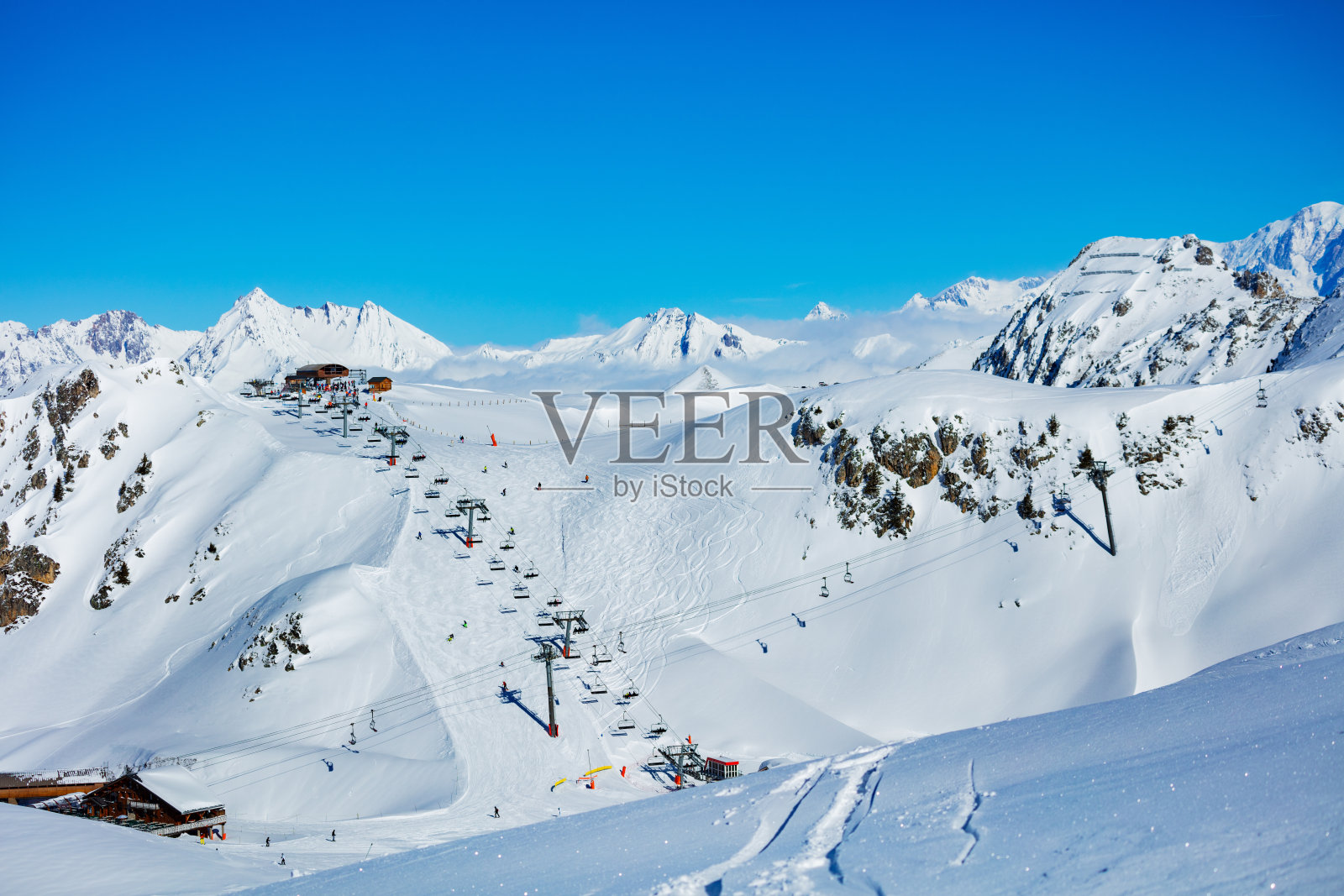 法国阿尔卑斯山和滑雪缆车的雪山山峰照片摄影图片