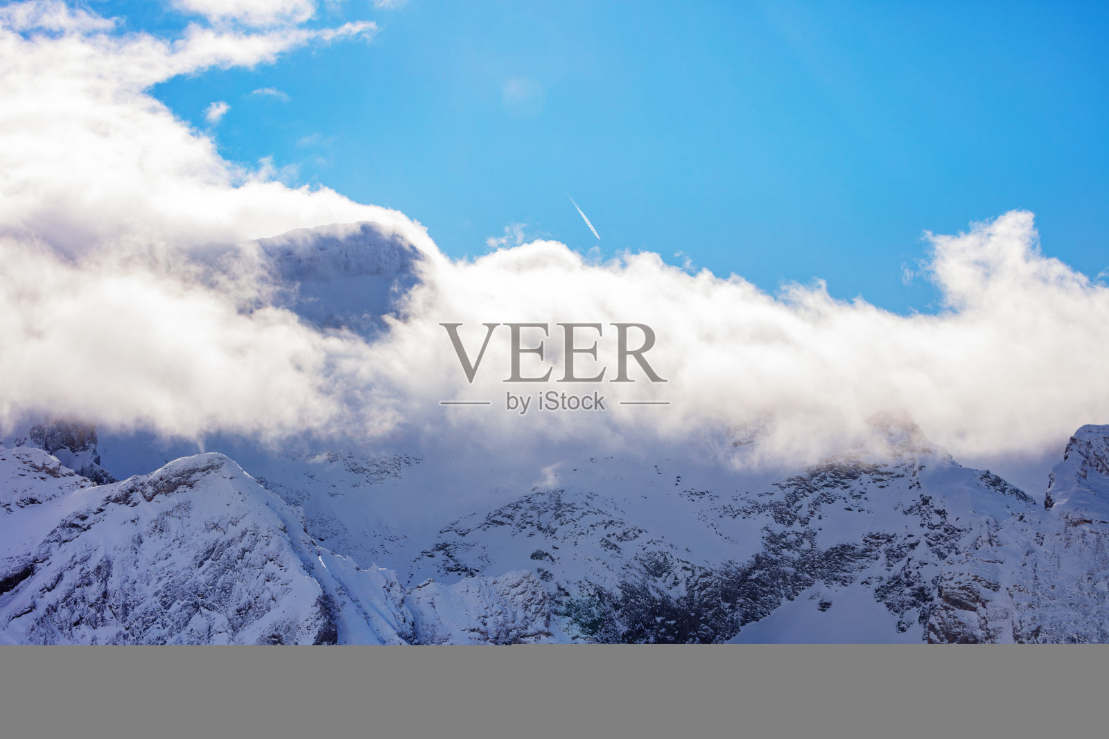 晴朗的欧洲阿尔卑斯山，云层密布，照片摄影图片