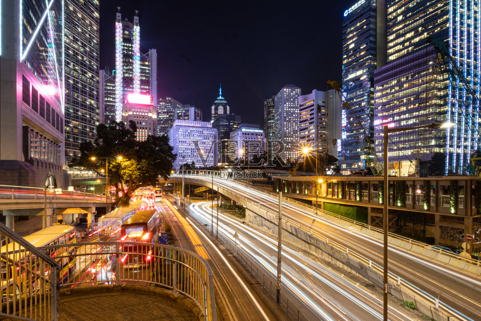 香港港岛中央商务区夜间拍摄的交通灯轨迹照片摄影图片