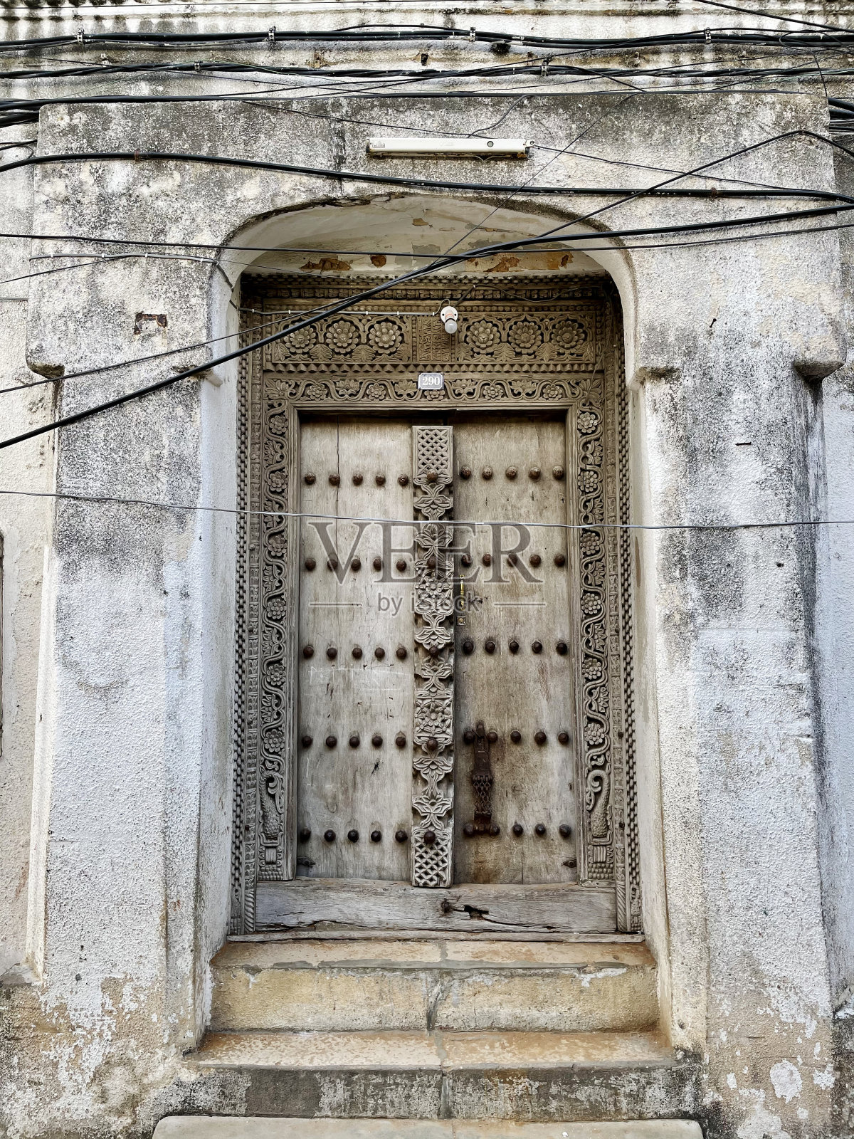 桑给巴尔市的阿拉伯东方风格的旧门照片摄影图片