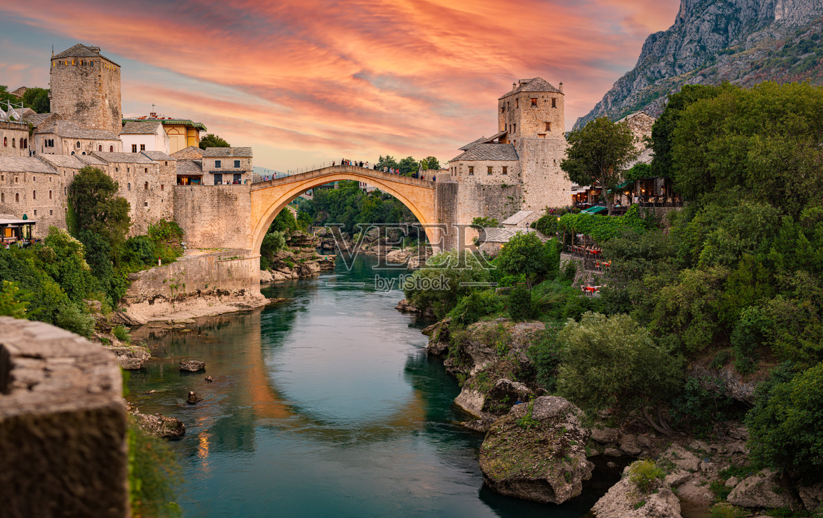 莫斯塔尔，波斯尼亚和黑塞哥维那。日落时分的老桥。在欧洲旅行。照片摄影图片