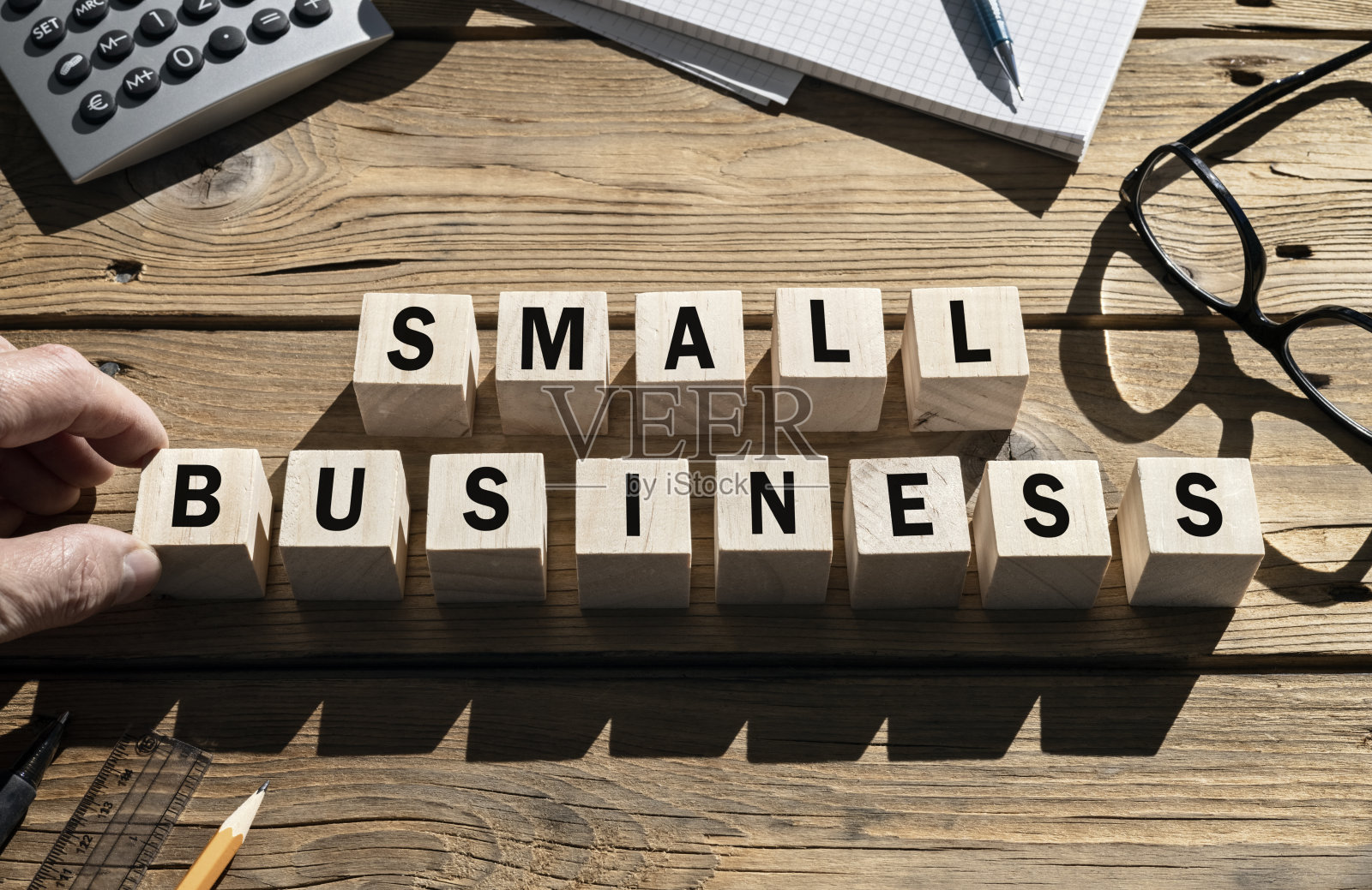 中小企业词汇对阻挡中小企业和创业者创业企业的概念照片摄影图片