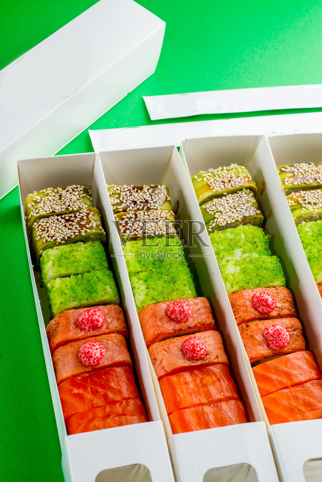 不同颜色的寿司包装盒照片摄影图片