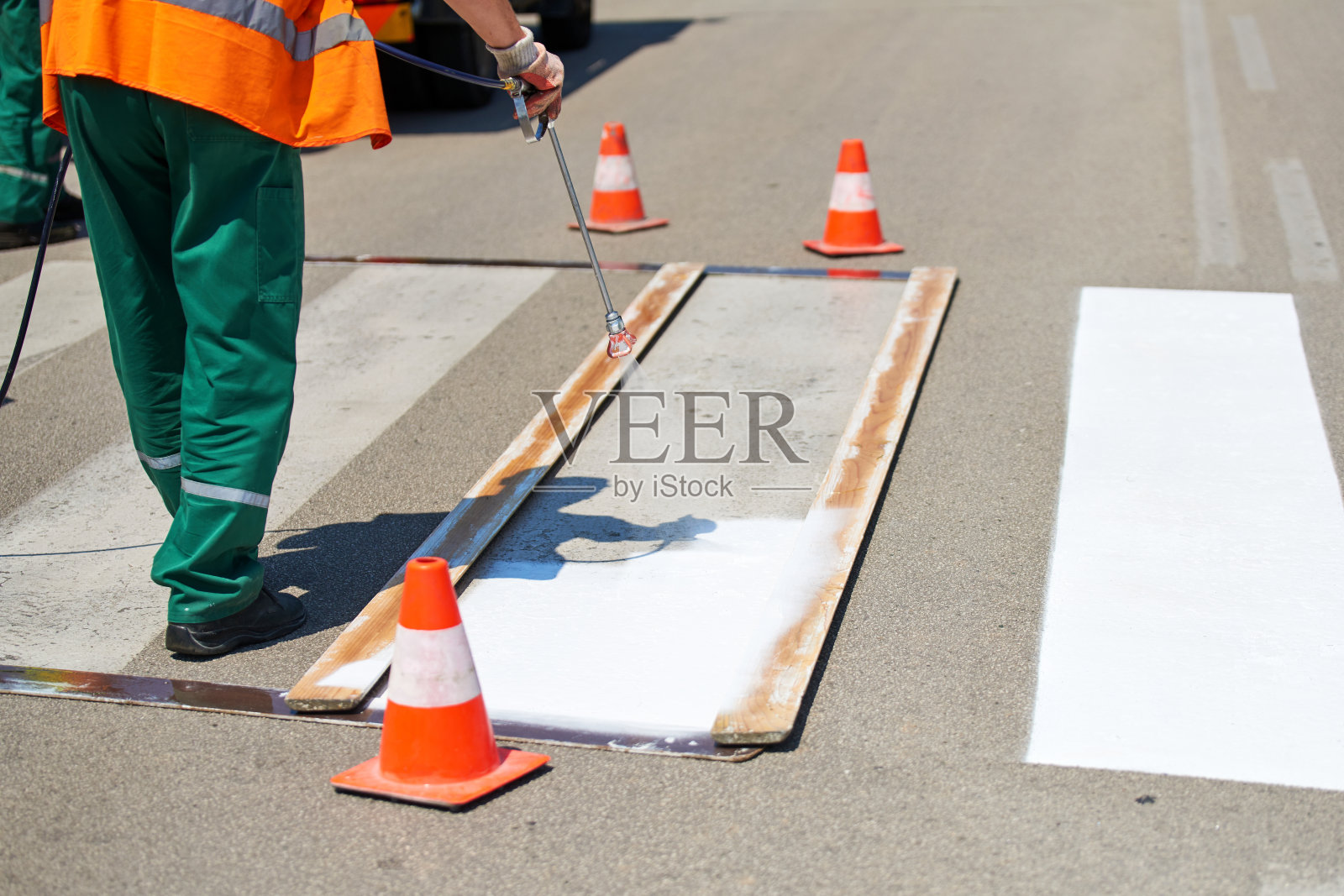 道路标记-人行横道油漆，沥青路面白色油漆照片摄影图片
