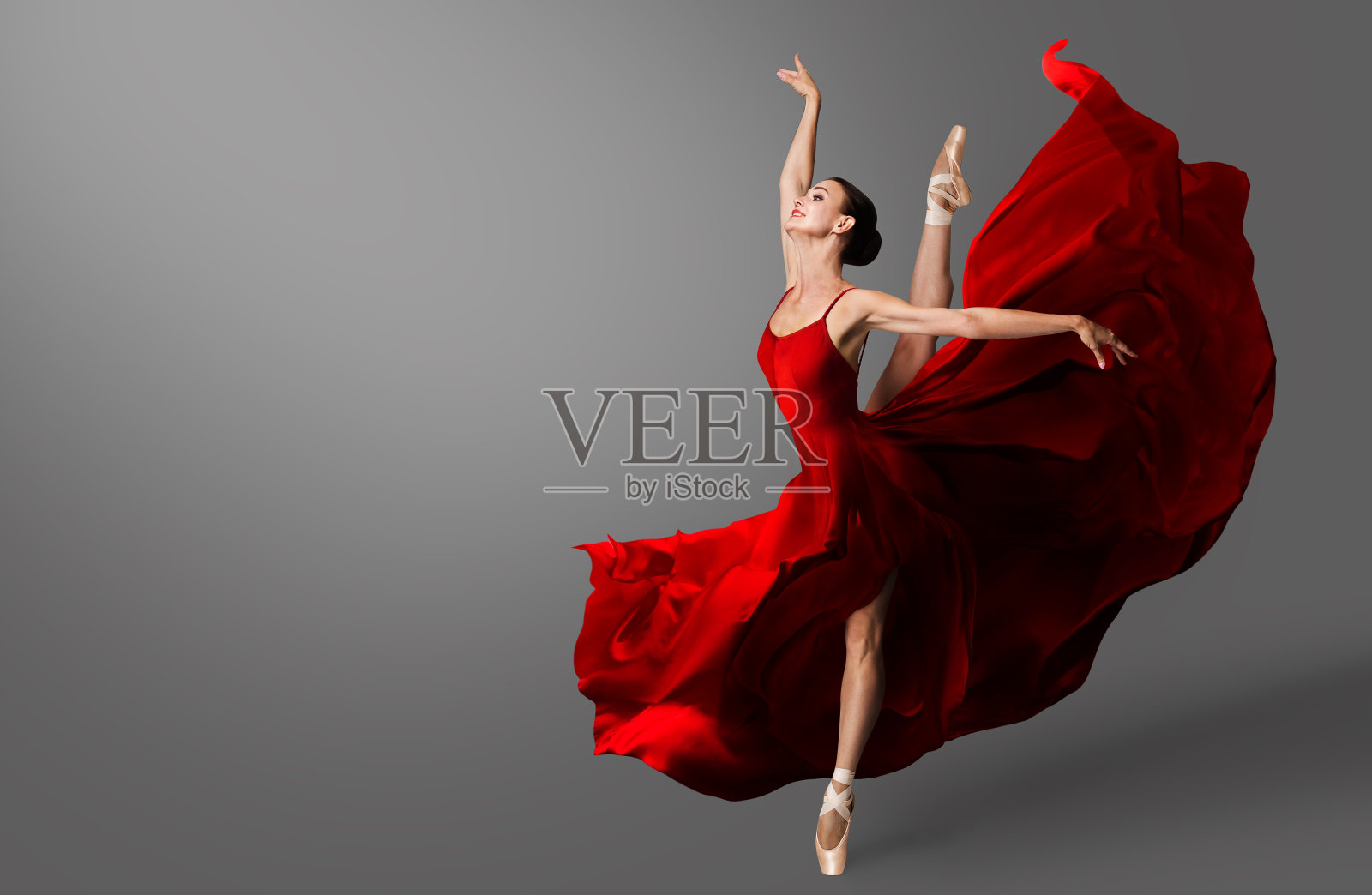 芭蕾舞女演员跳舞。红裙芭蕾舞者跳吐。女人在芭蕾舞鞋跳舞在晚上丝绸长袍在风中飞行照片摄影图片