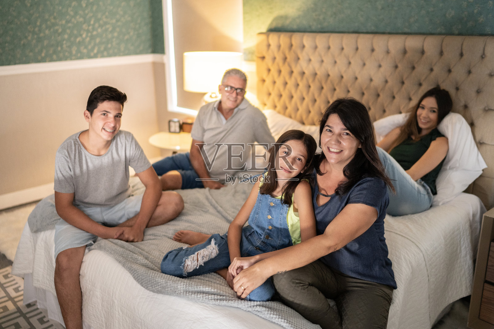 一个幸福的家庭在家里的床上照片摄影图片