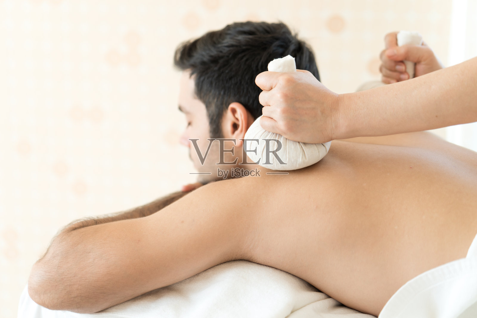 在泰国度假胜地，男士在香薰按摩和spa球中放松皮肤护理照片摄影图片