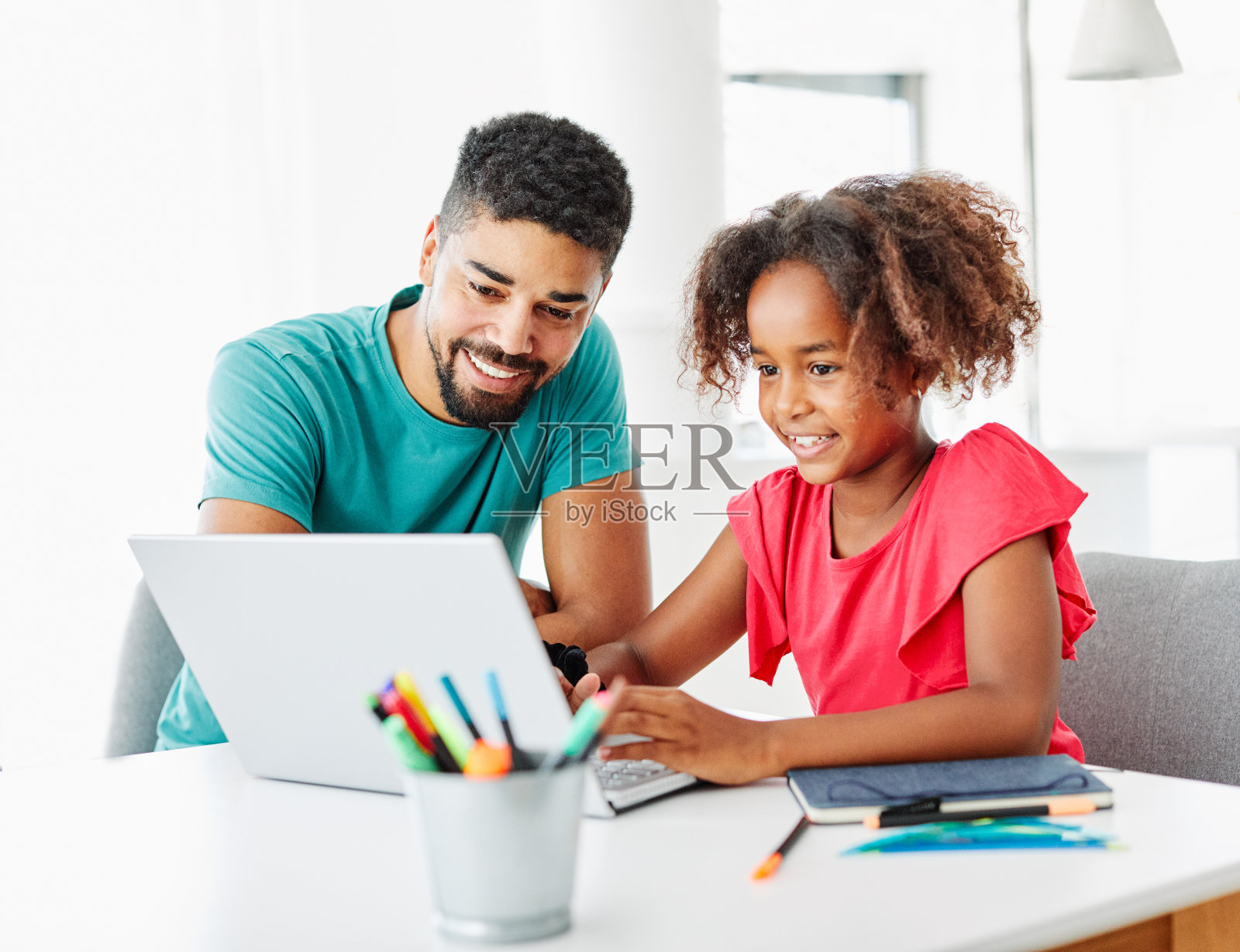 笔记本电脑教育父亲孩子女儿女孩家庭童年的家孩子父母家庭作业照片摄影图片