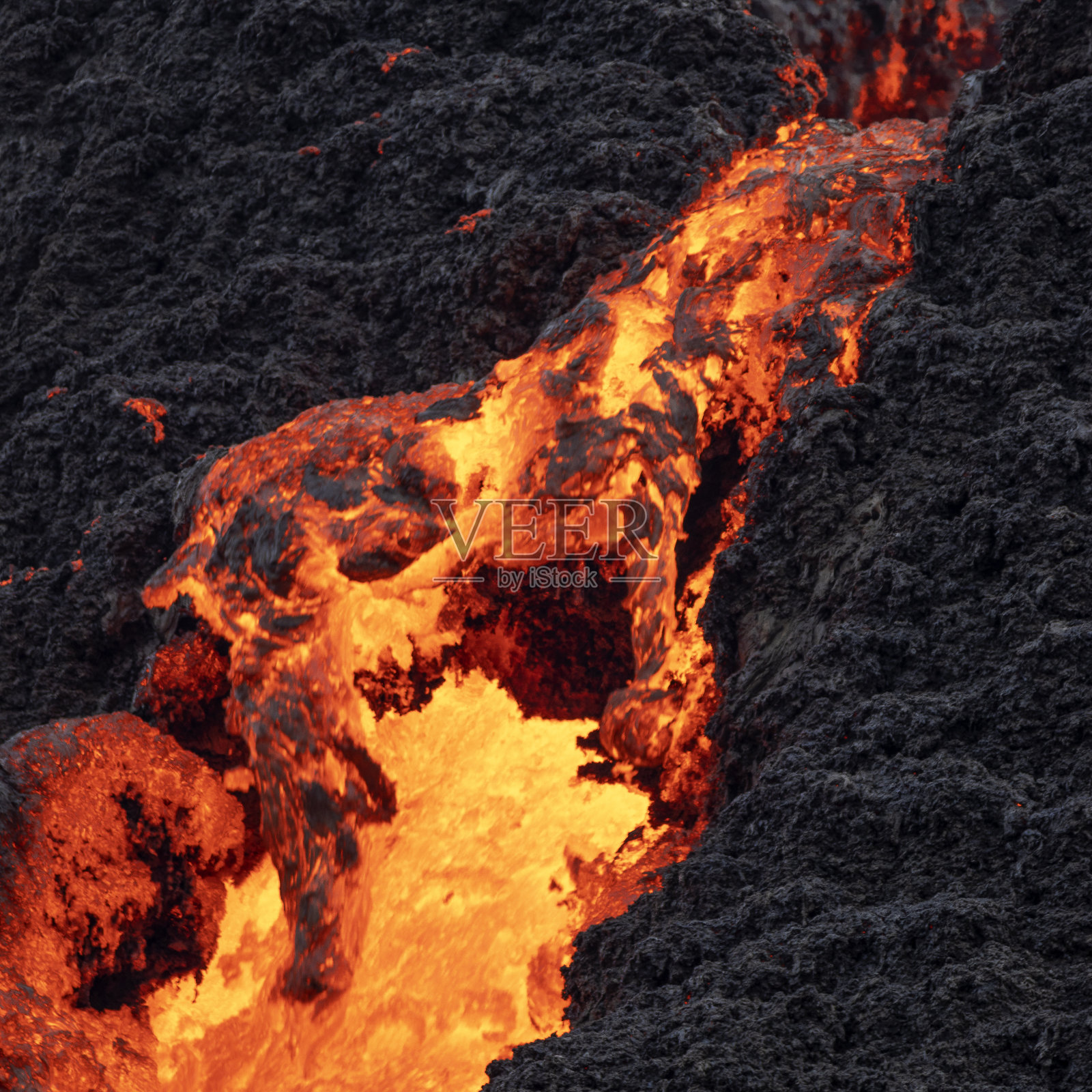 近距离流动的熔岩。冰岛Fagradalsfjall火山爆发。照片摄影图片