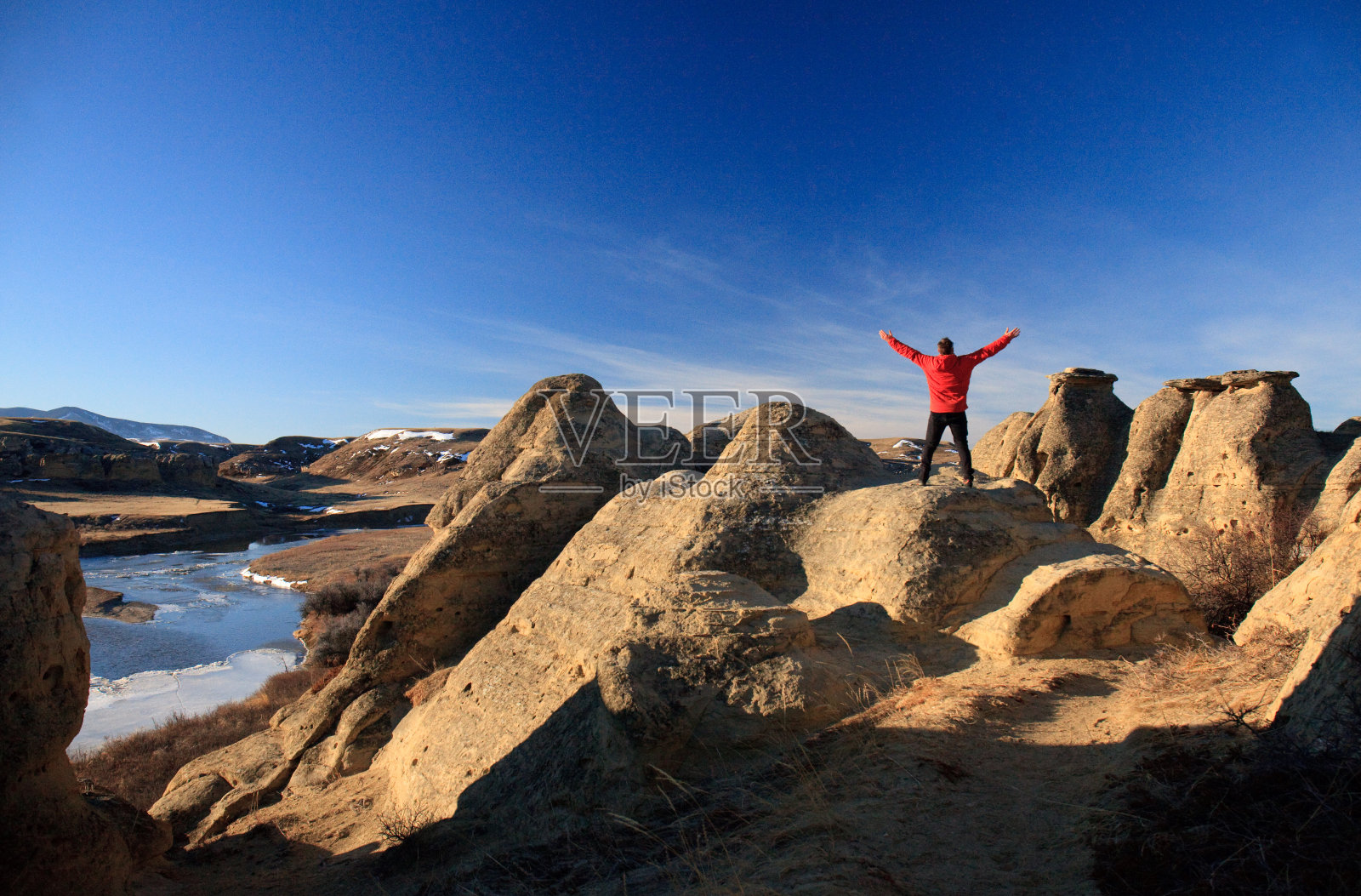 在加拿大阿尔伯塔省的石碑省级公园，一名男子正在欣赏不可思议的风景照片摄影图片