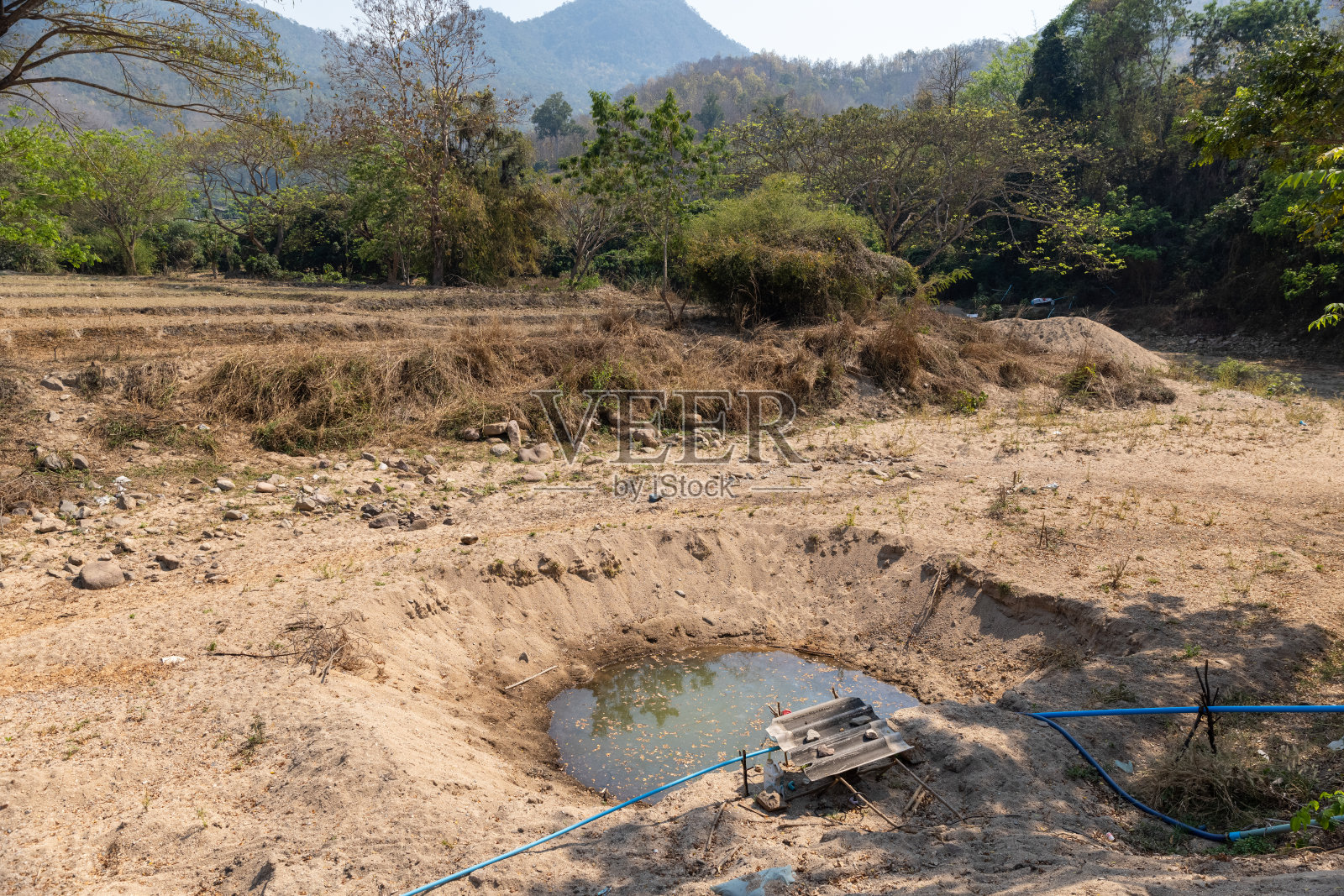 泰国北部干涸的河床。照片摄影图片