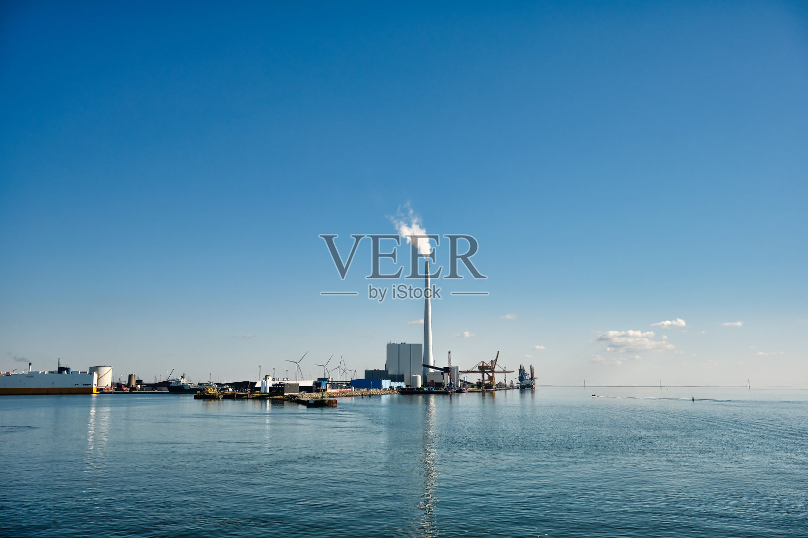 埃斯布约格港的风力钻机。丹麦照片摄影图片