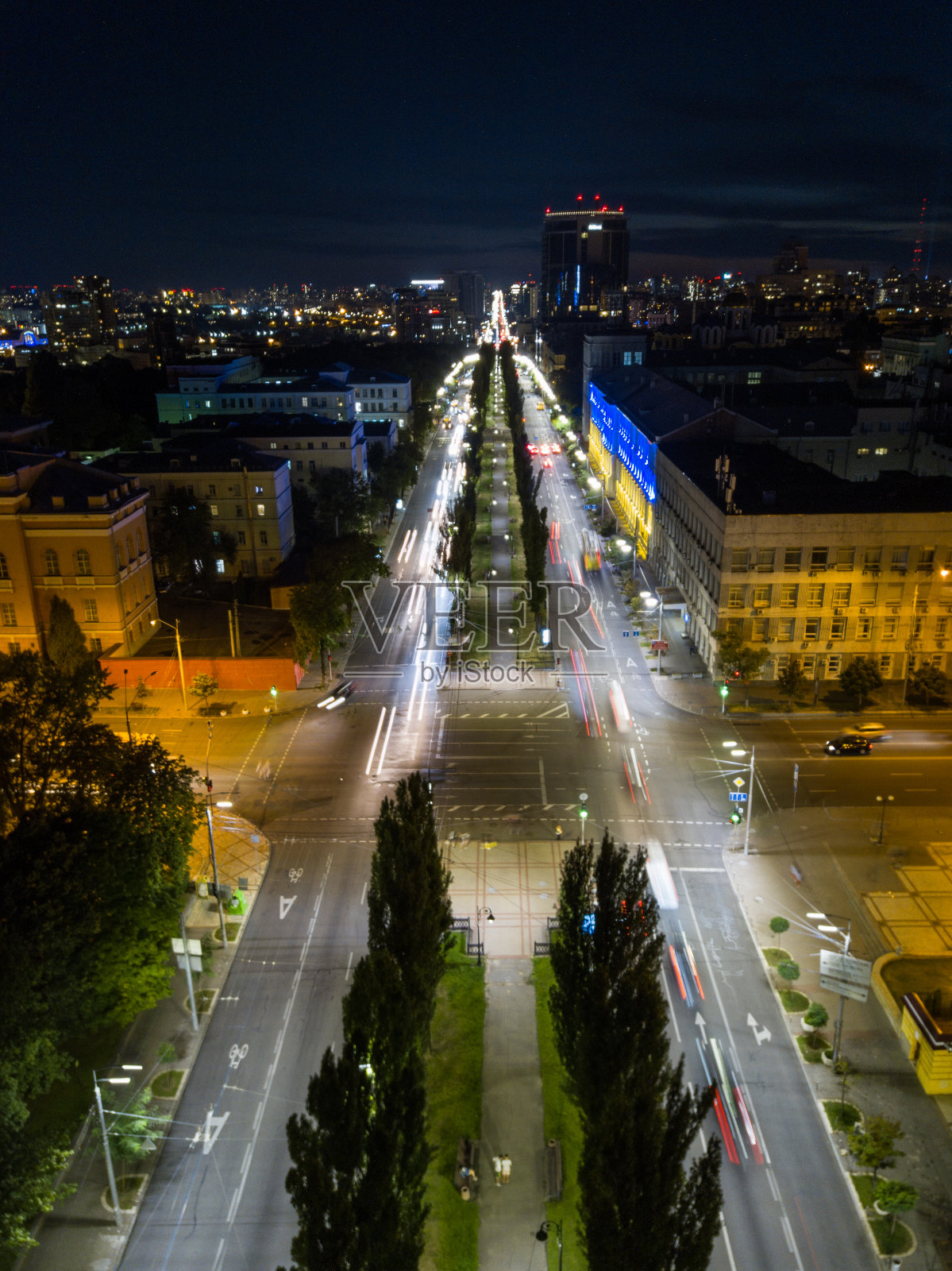 基辅市中心夜路。照片摄影图片