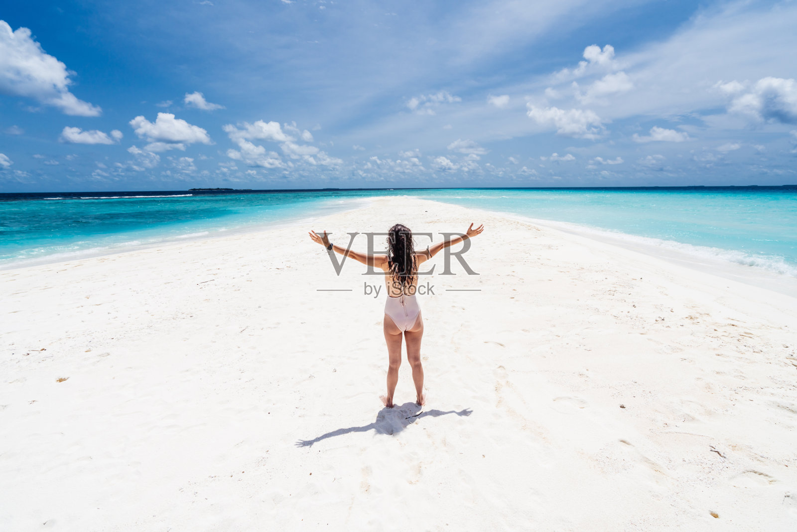 年轻的成年女子在马尔代夫享受天堂般的海滩照片摄影图片