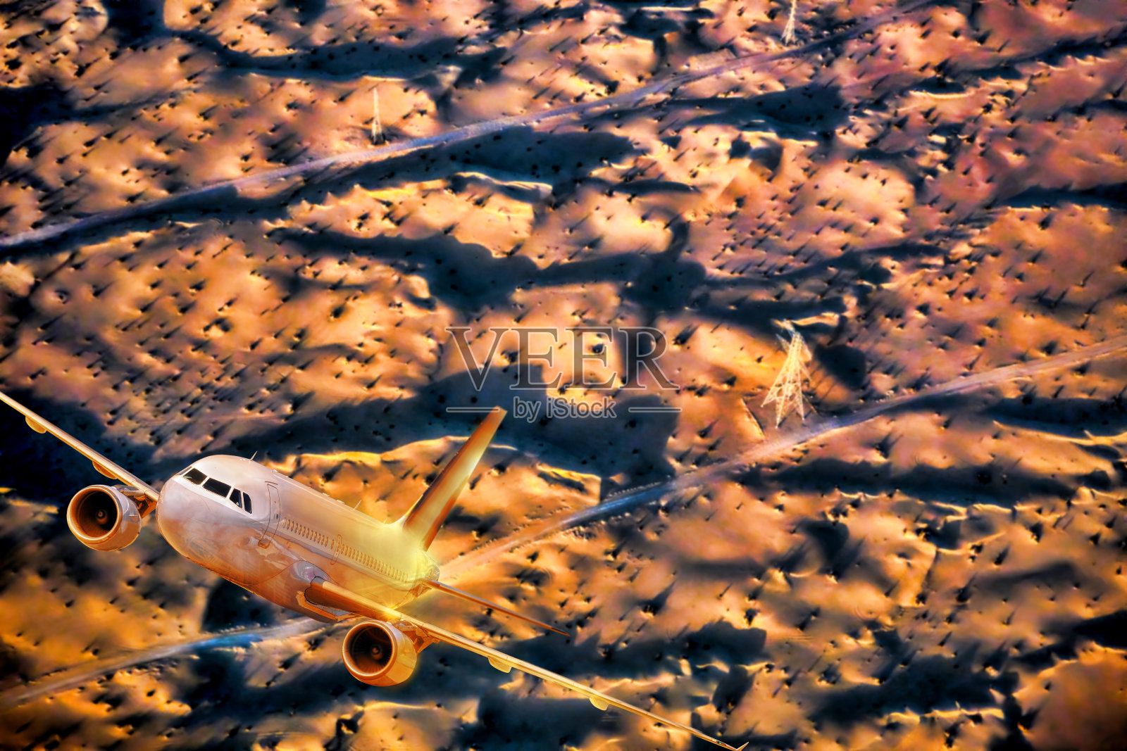 日落时分，中东沙漠上空的飞机照片摄影图片