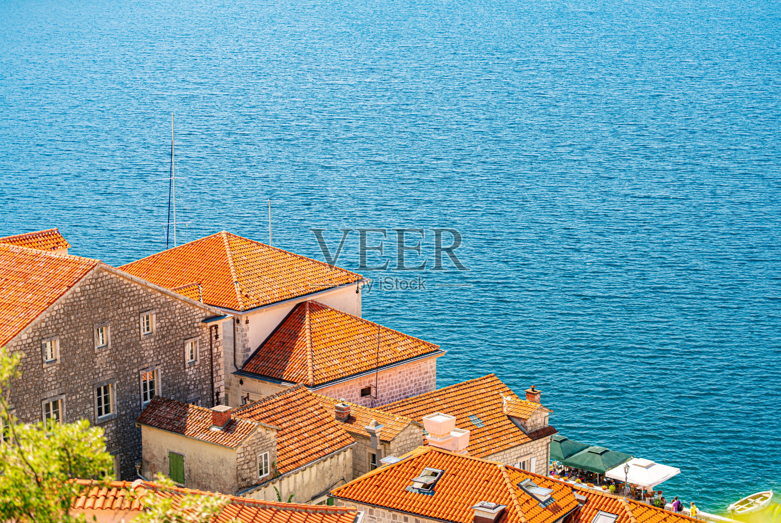 黑山佩拉斯特的屋顶和大海。Balcans,欧洲。旅游目的地。照片摄影图片