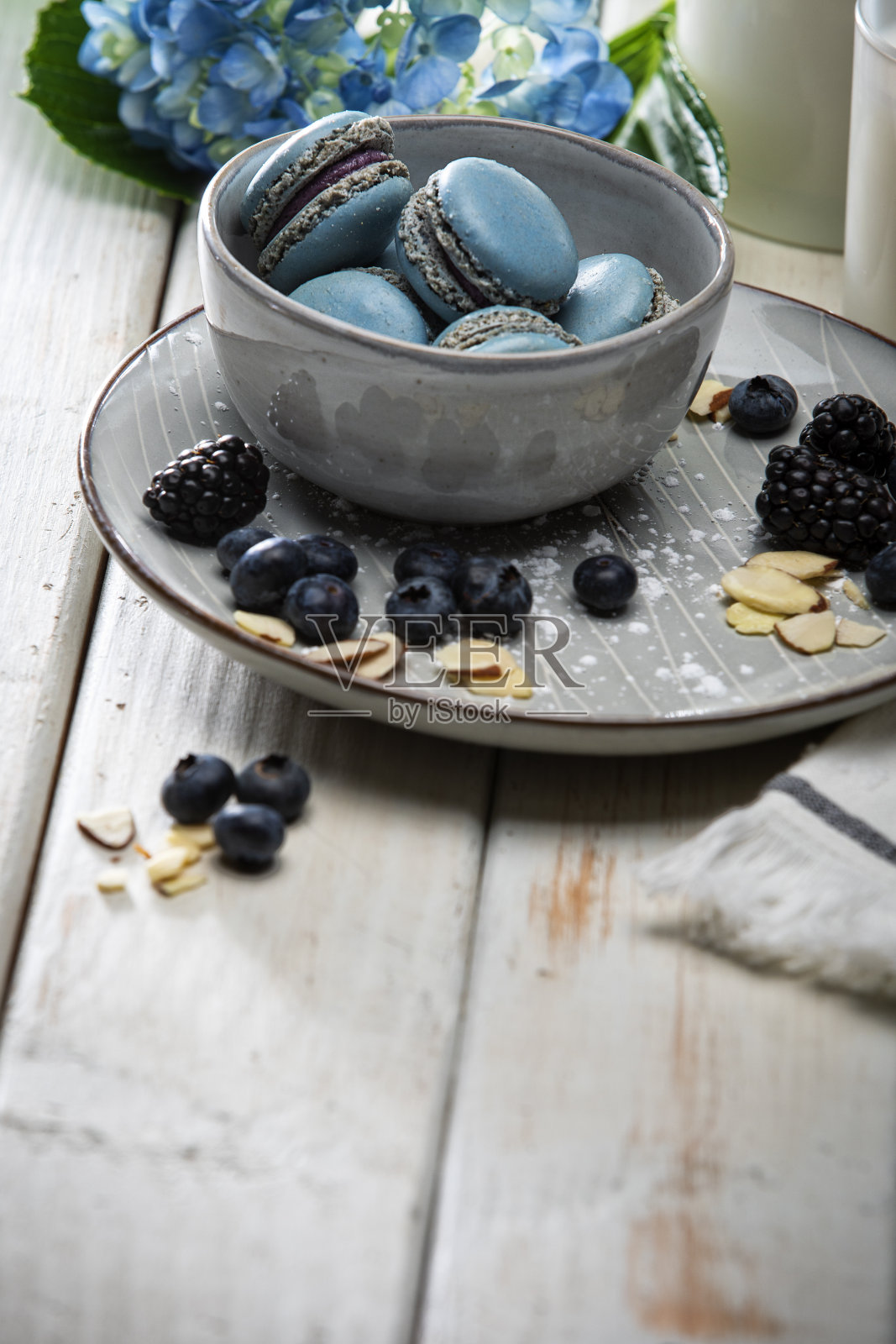 马卡龙蓝莓饼干甜糕点与浆果库存照片照片摄影图片