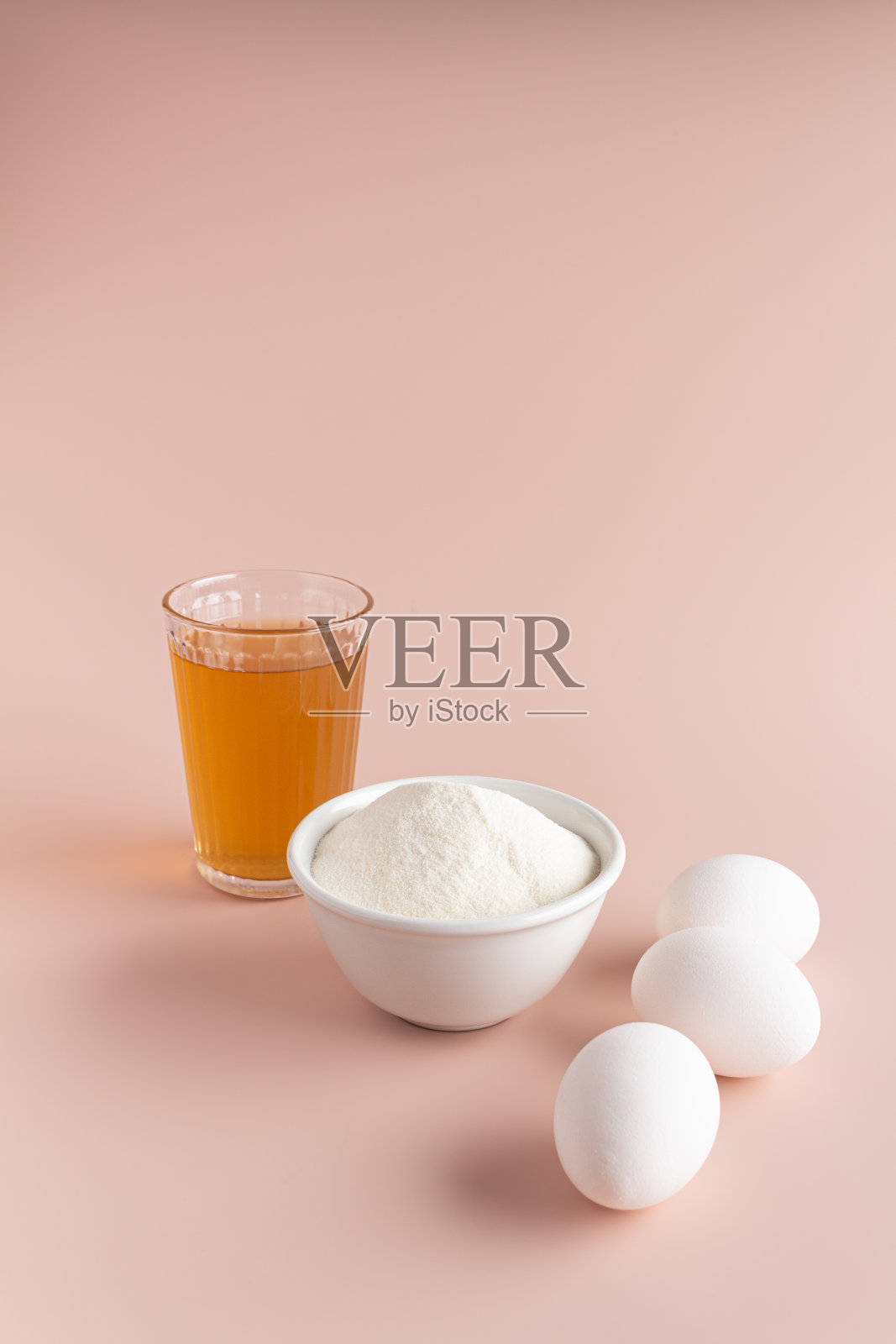 胶原蛋白和骨汤，粉红色的鸡蛋照片摄影图片