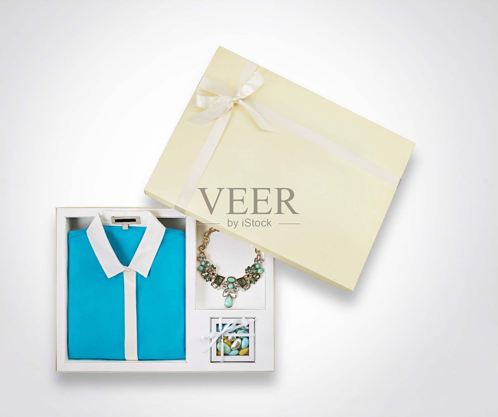 母亲节的礼物，时尚的衣服和个人配件在礼品盒隔离在白色的背景照片摄影图片