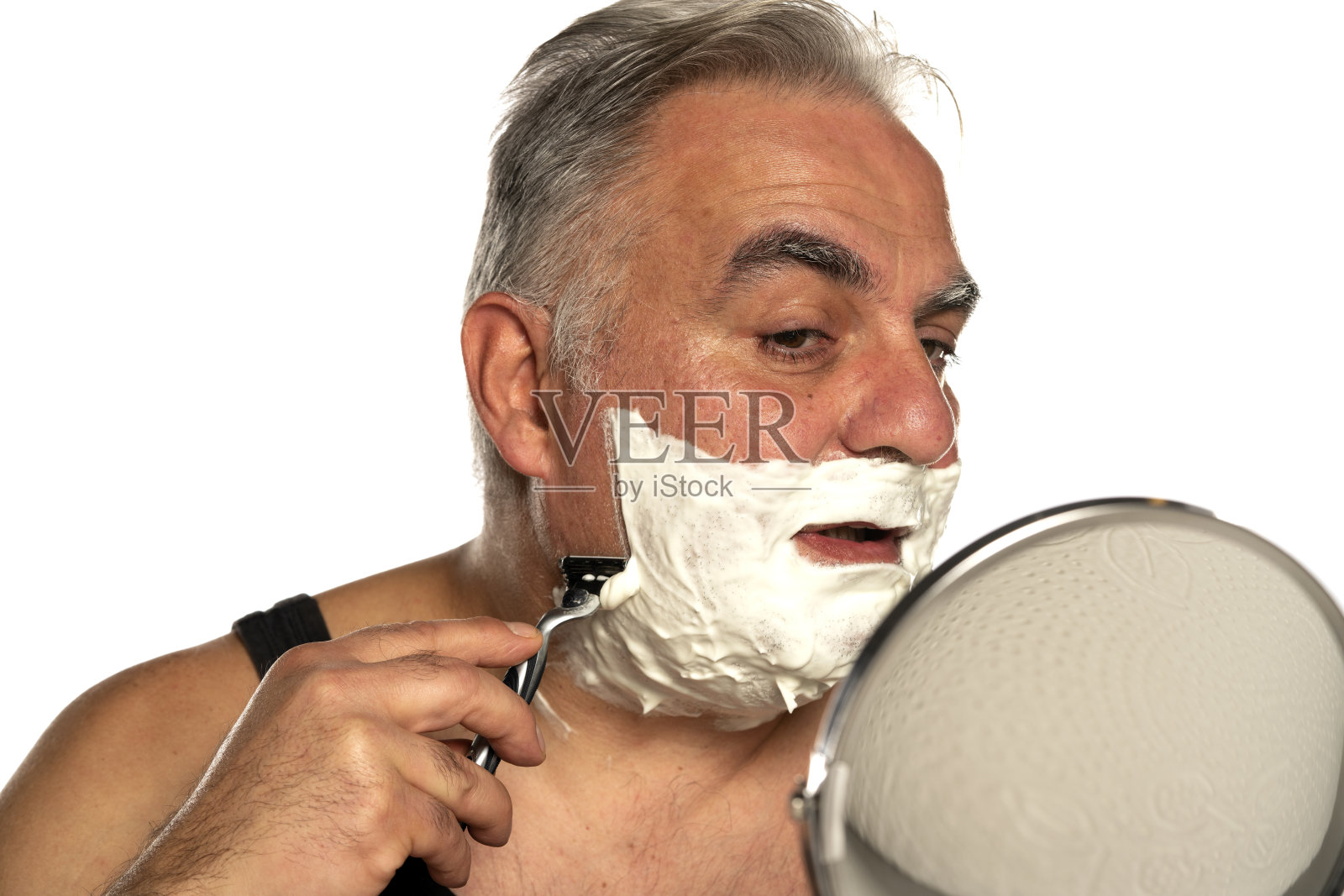 灰白短发的中年男子把胡子藏在白色背景下照片摄影图片