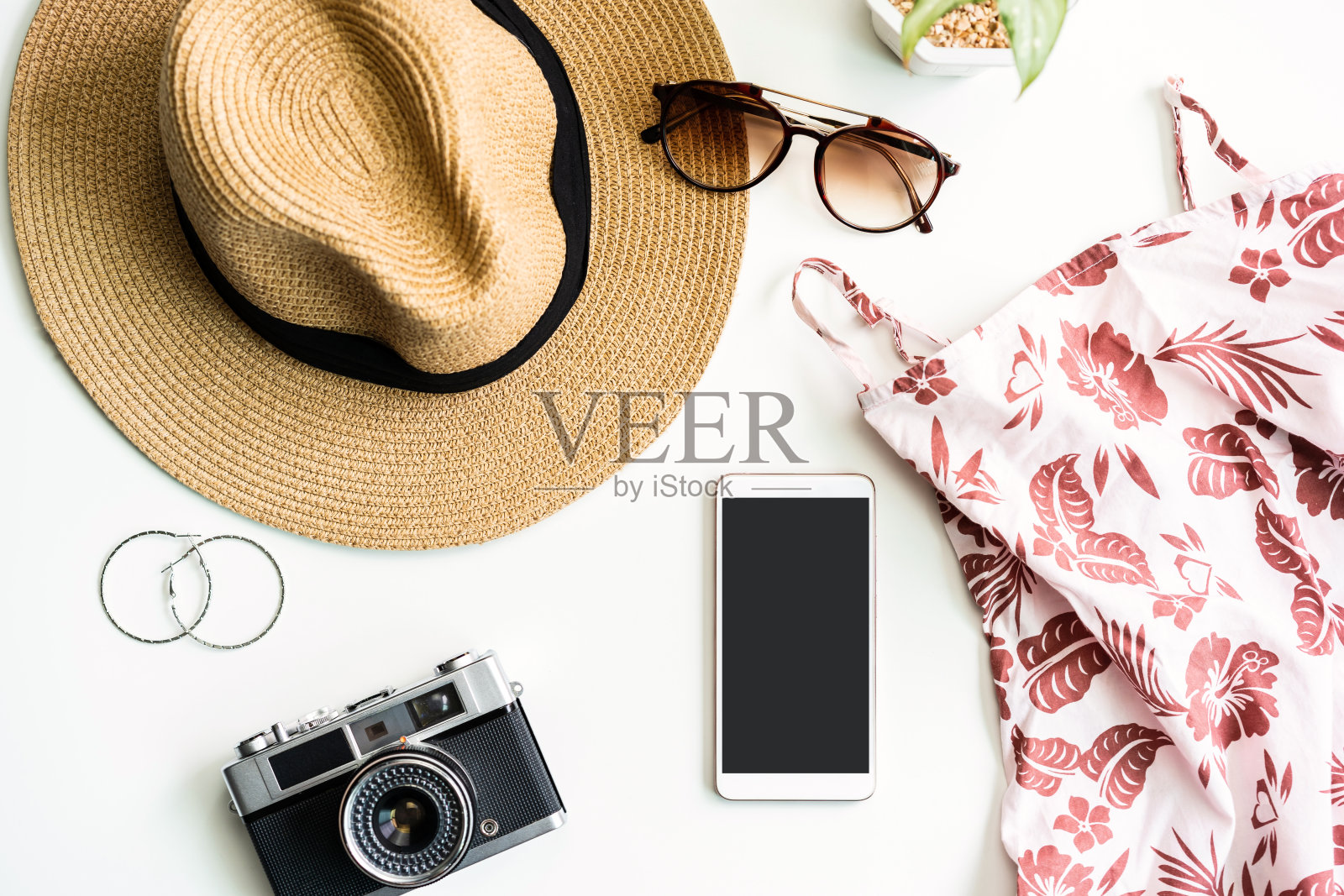 时尚夏季女装的配件设置在白色背景与空屏幕智能手机，平躺，俯视图照片摄影图片