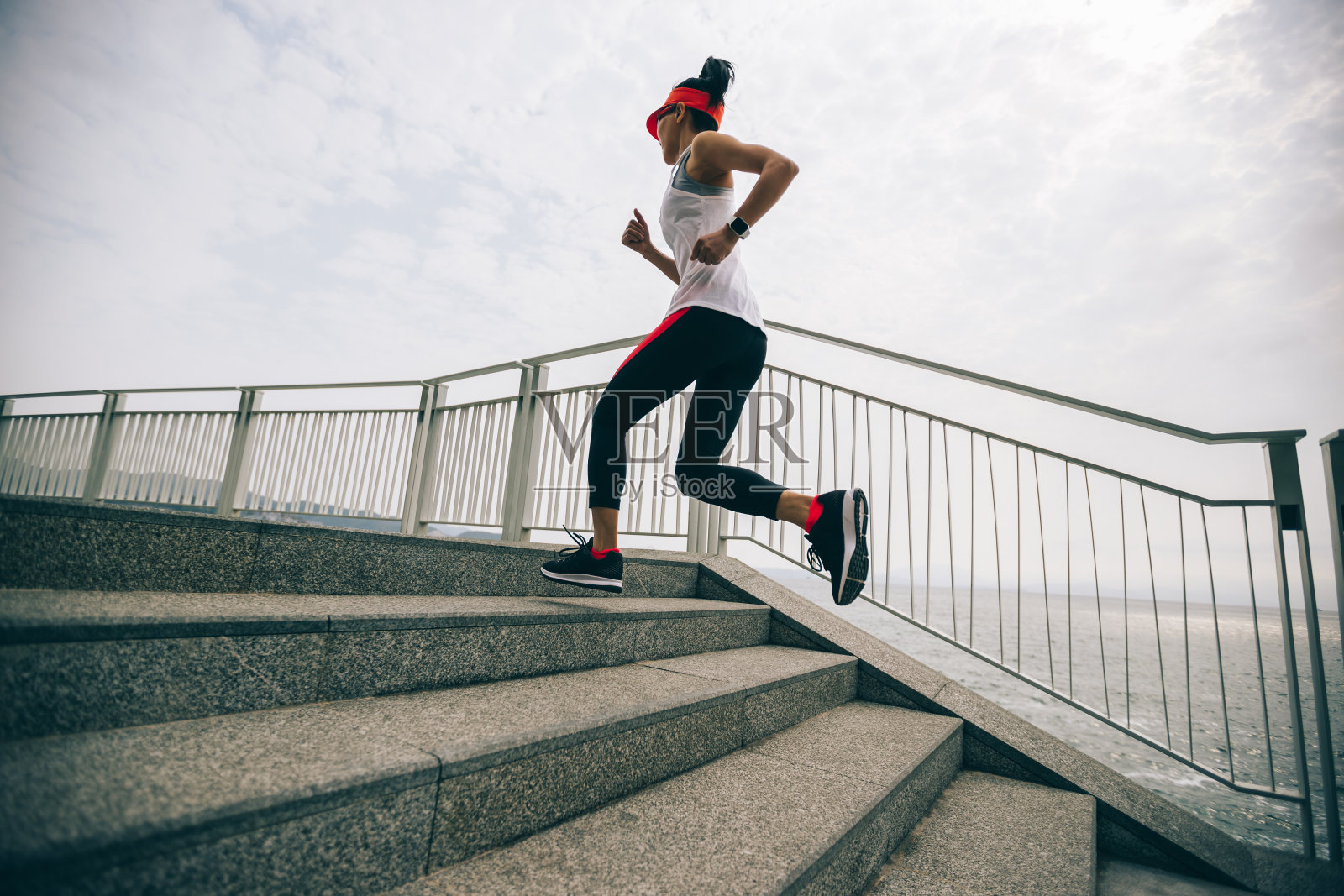 健康的生活方式，健身，运动，女人，跑步，在海边步道上的楼梯照片摄影图片